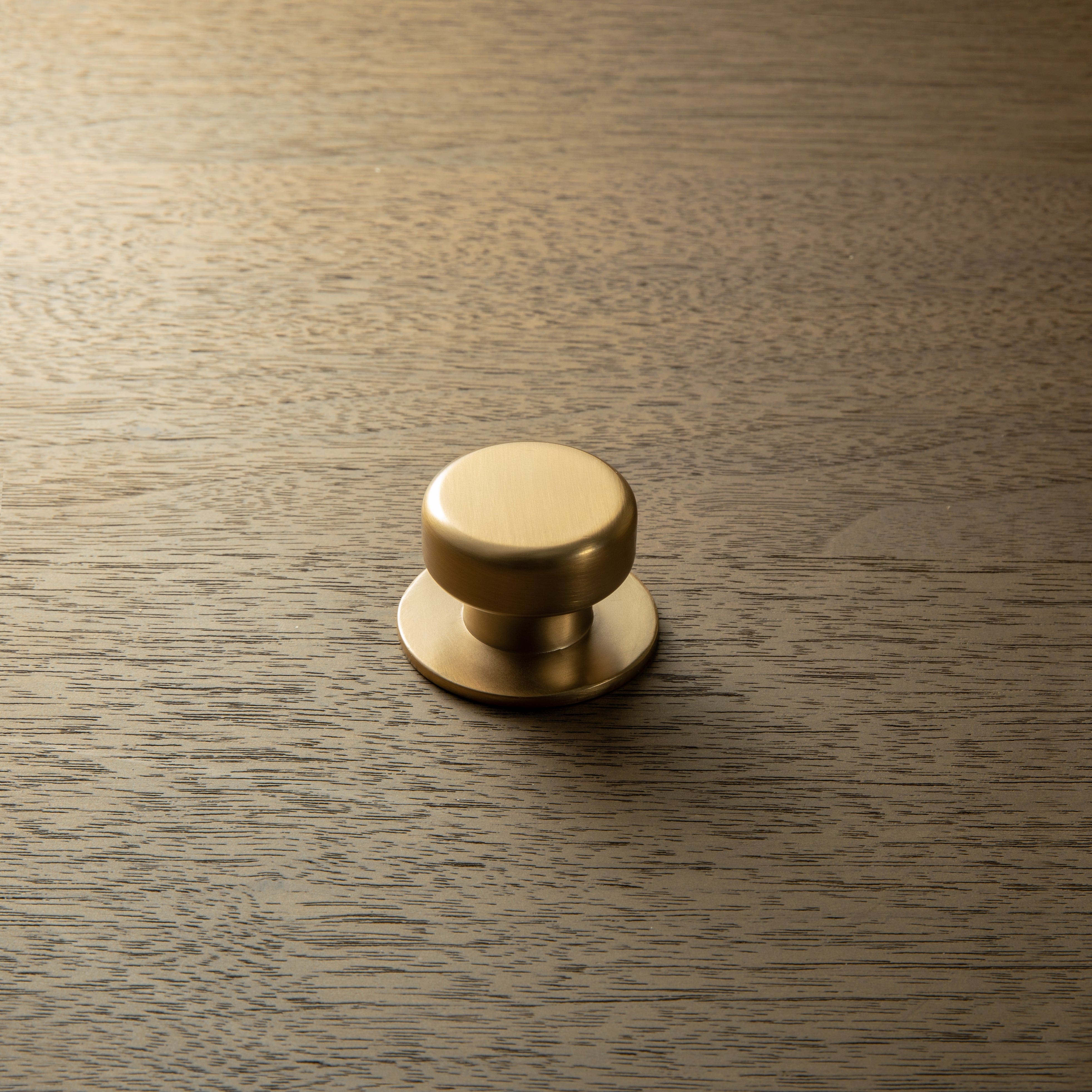 Goo-Ki Rustic Finish Round Cabinet Hardware Knobs Stable Large Base Drawer Knob