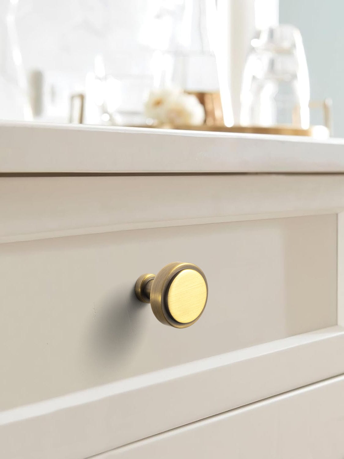 Goo-Ki Simple Cylindrical Zinc Alloy Drawer Knob with Elegant Design