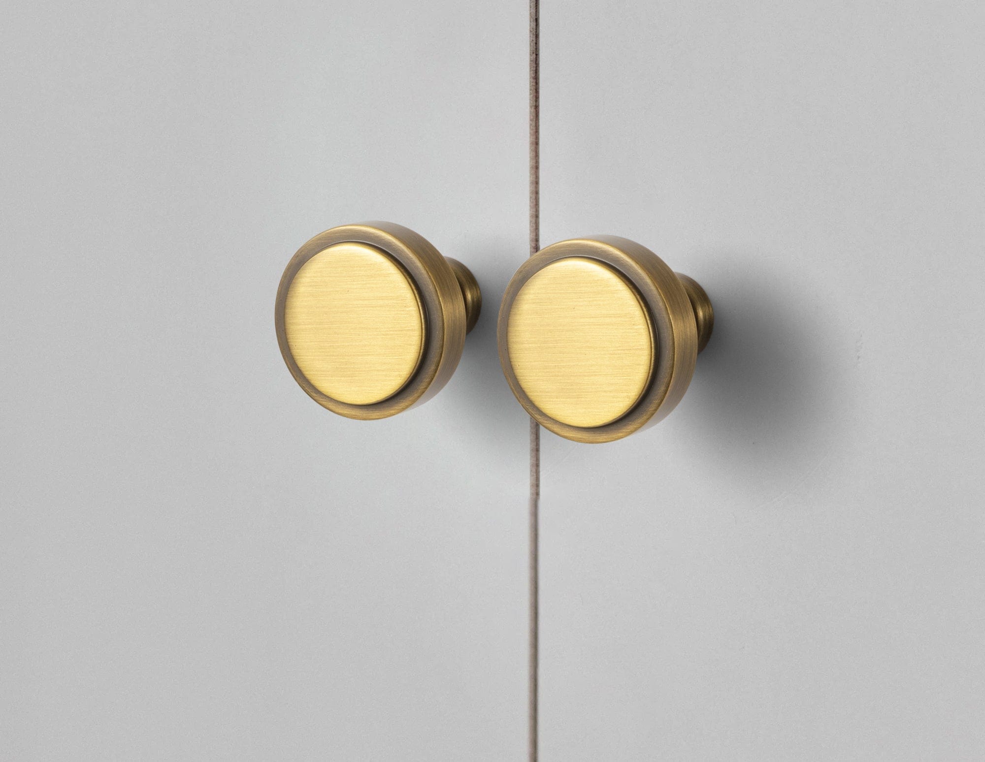 Goo-Ki Simple Cylindrical Zinc Alloy Drawer Knob with Elegant Design