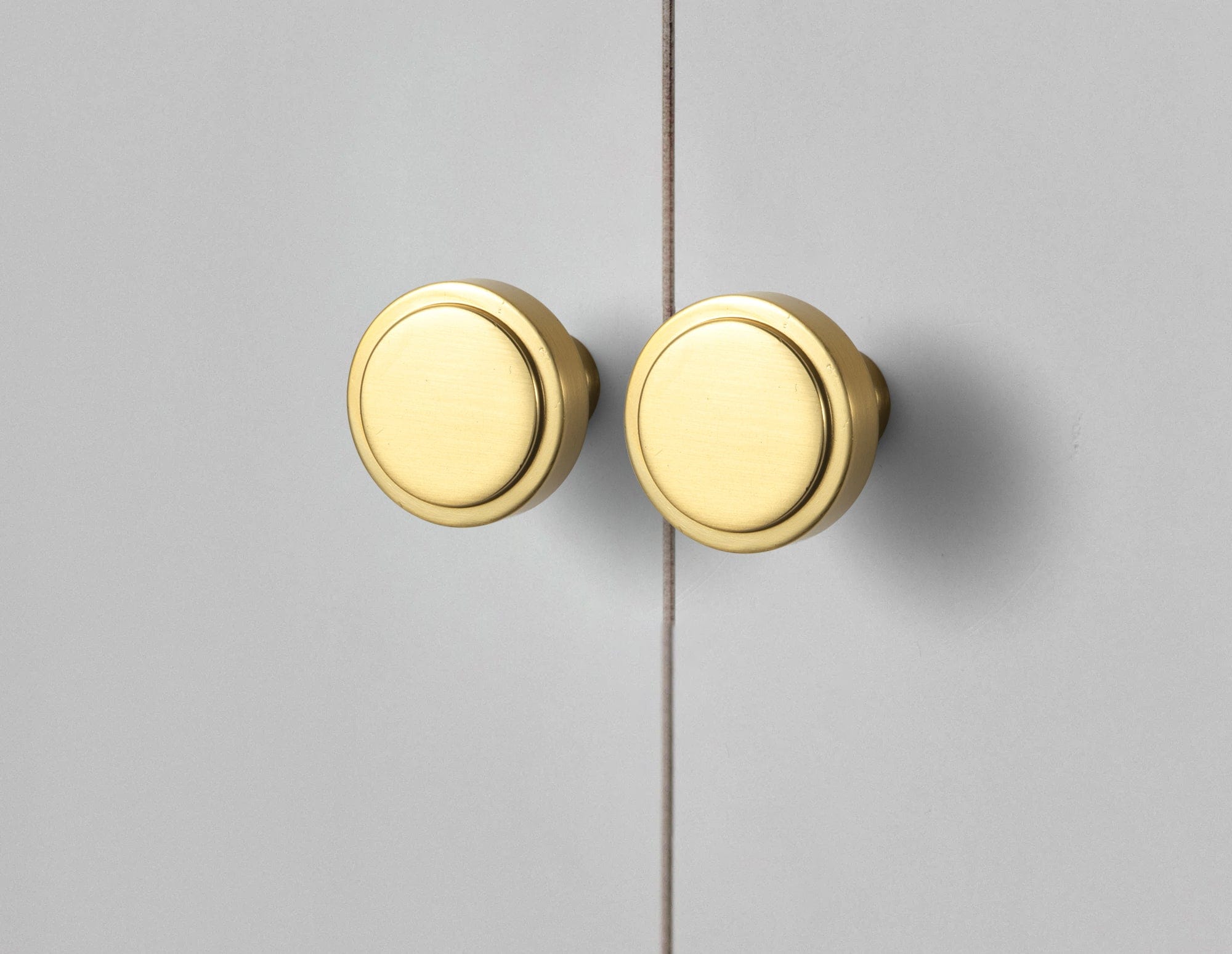 Goo-Ki Simple Cylindrical Zinc Alloy Drawer Knob with Elegant Design