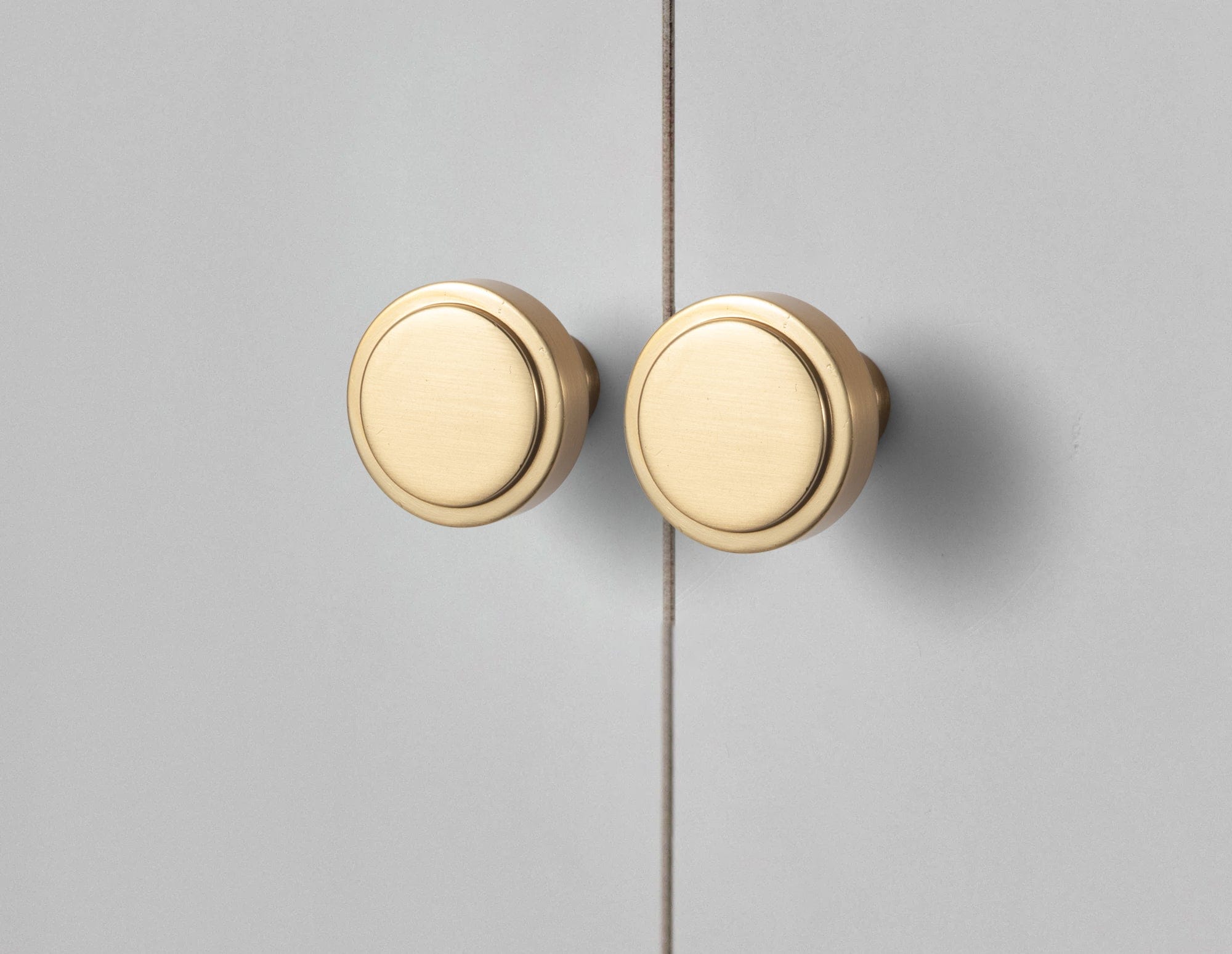 Goo-Ki Simple Cylindrical Zinc Alloy Drawer Knob with Elegant Design