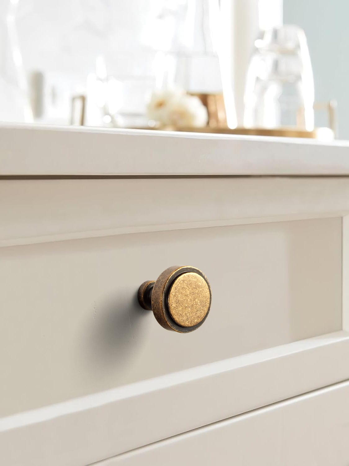 Goo-Ki Simple Cylindrical Zinc Alloy Drawer Knob with Elegant Design