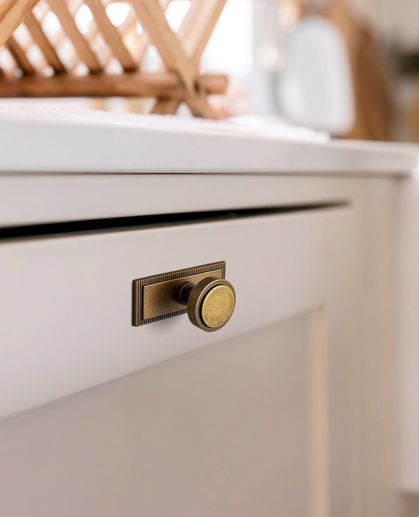 Goo-Ki Simple Cylindrical Zinc Alloy Drawer Knob with Elegant Design