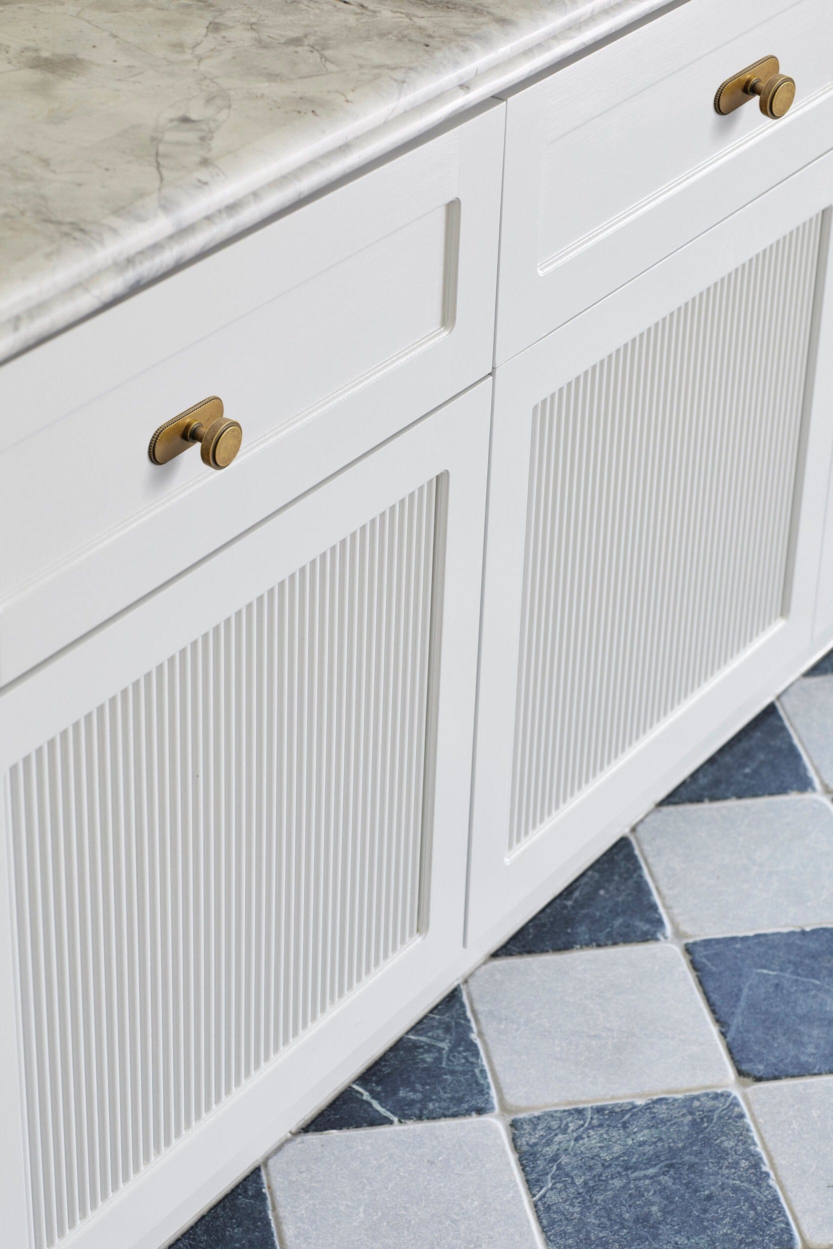 Goo-Ki Simple Cylindrical Zinc Alloy Drawer Knob with Elegant Design