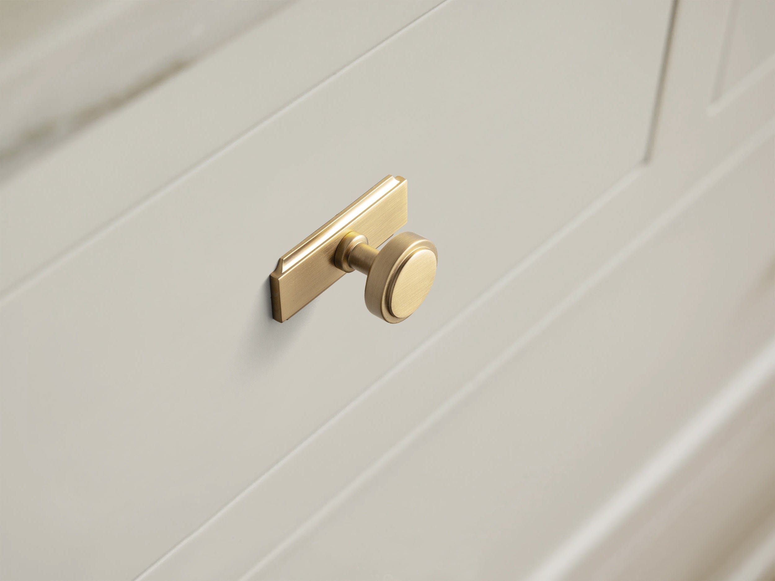 Goo-Ki Simple Cylindrical Zinc Alloy Drawer Knob with Elegant Design