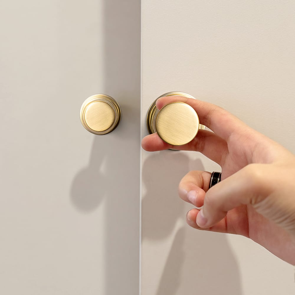 Goo-Ki Simple Cylindrical Zinc Alloy Drawer Knob with Elegant Design
