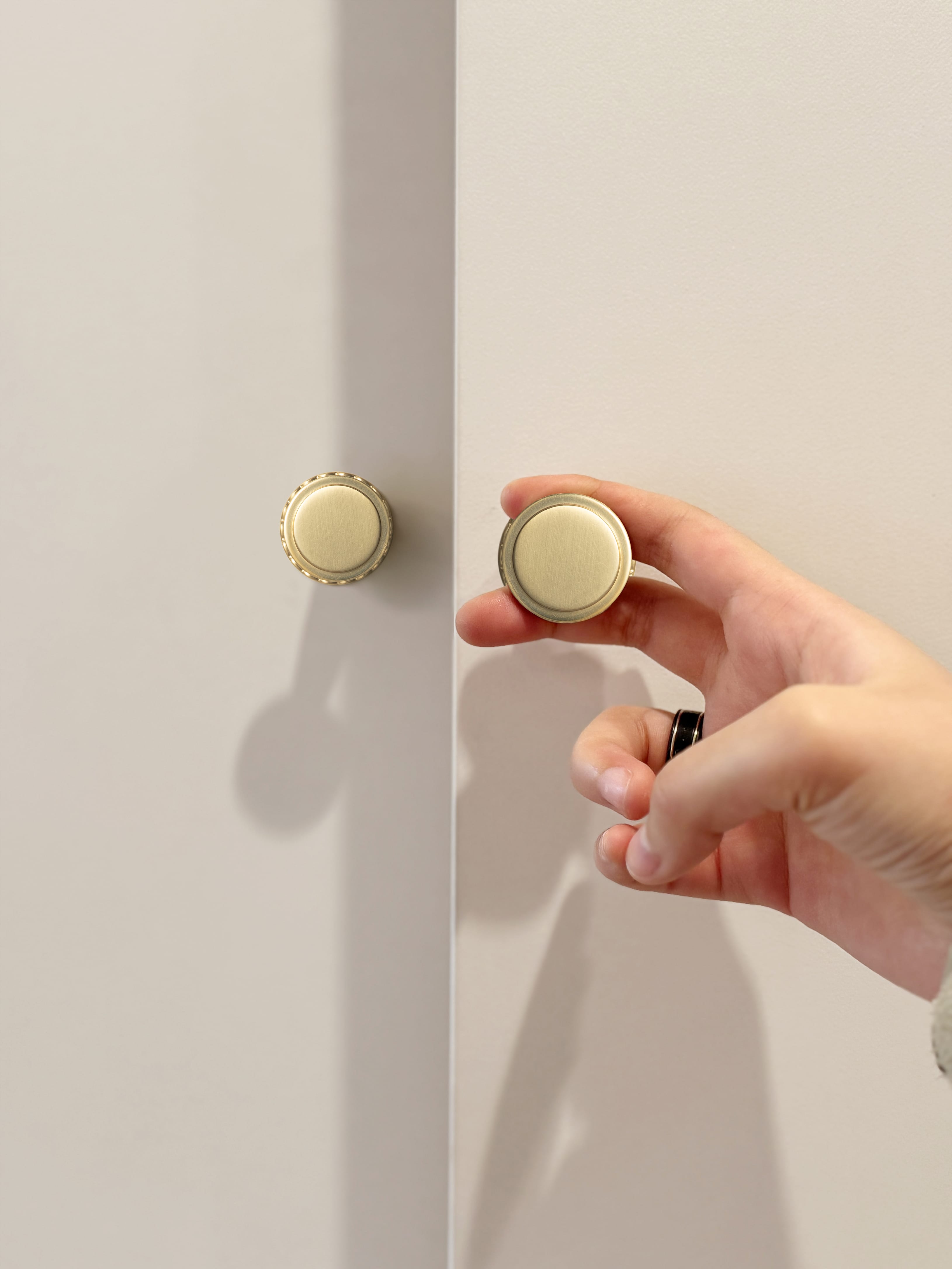 Goo-Ki Simple Cylindrical Zinc Alloy Drawer Knob with Elegant Design