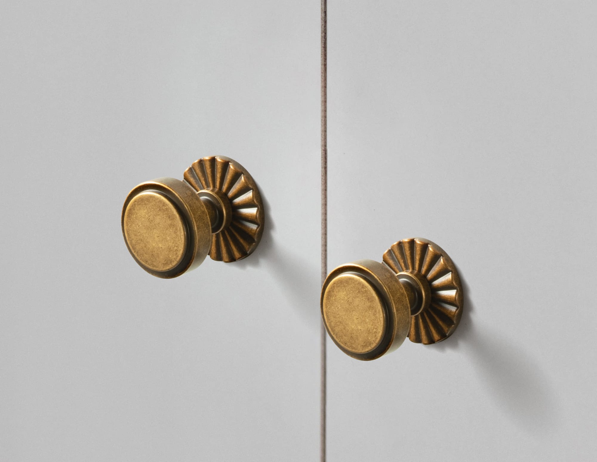 Goo-Ki Simple Cylindrical Zinc Alloy Drawer Knob with Elegant Design