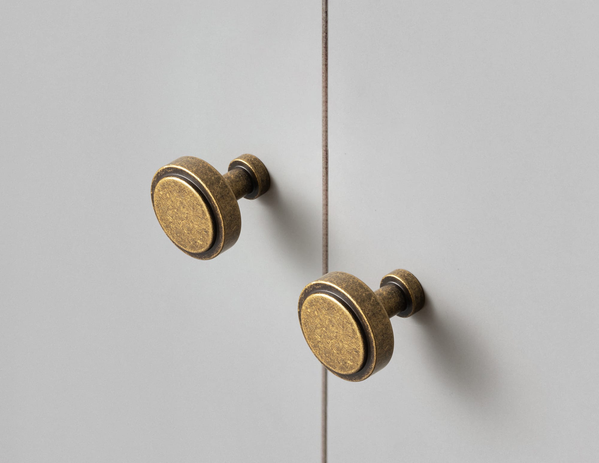 Goo-Ki Simple Cylindrical Zinc Alloy Drawer Knob with Elegant Design