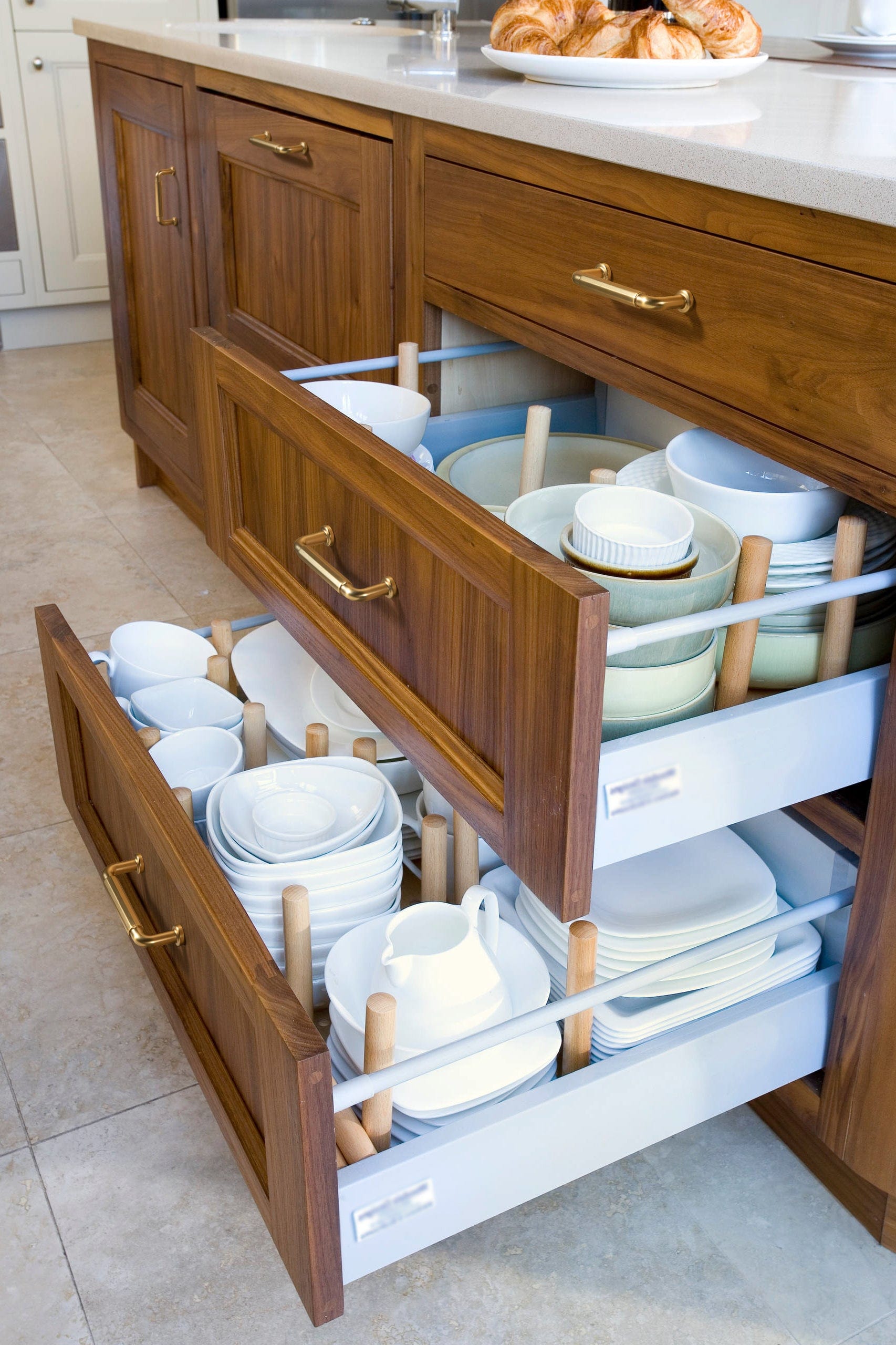 Goo-Ki Sturdy Zinc Alloy Cabinet Pulls: Uniquely Angular Design for Modern Spaces
