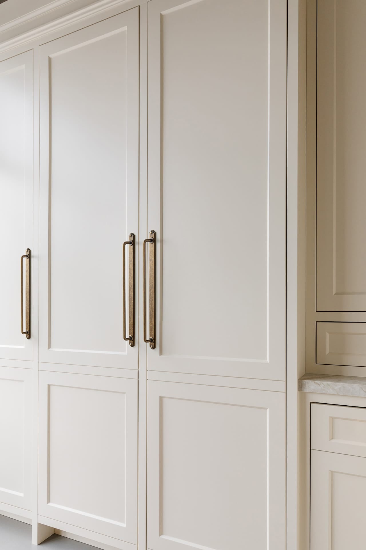 Goo-Ki Stylish Contoured Cabinet Handle with Back Plate Decorative Cabinet Hardware