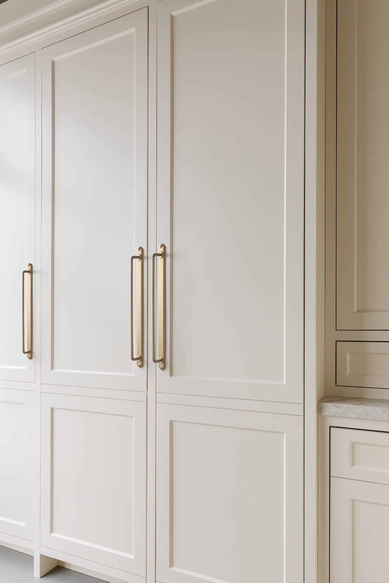 Goo-Ki Stylish Contoured Cabinet Handle with Back Plate Decorative Cabinet Hardware