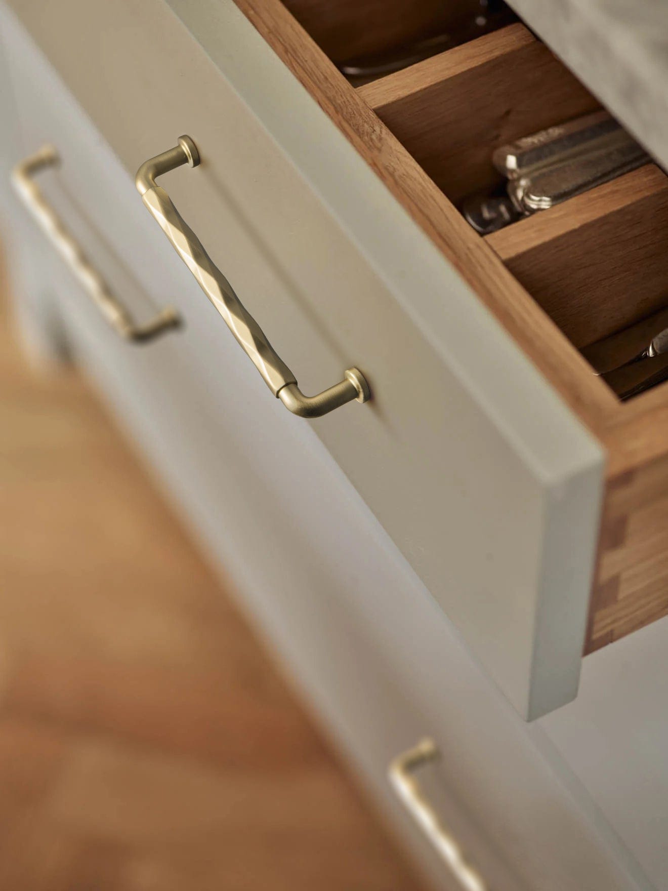 Goo-Ki Twisted Design Decorative Zinc Alloy Cabinet Handles for Kitchen Cabinets