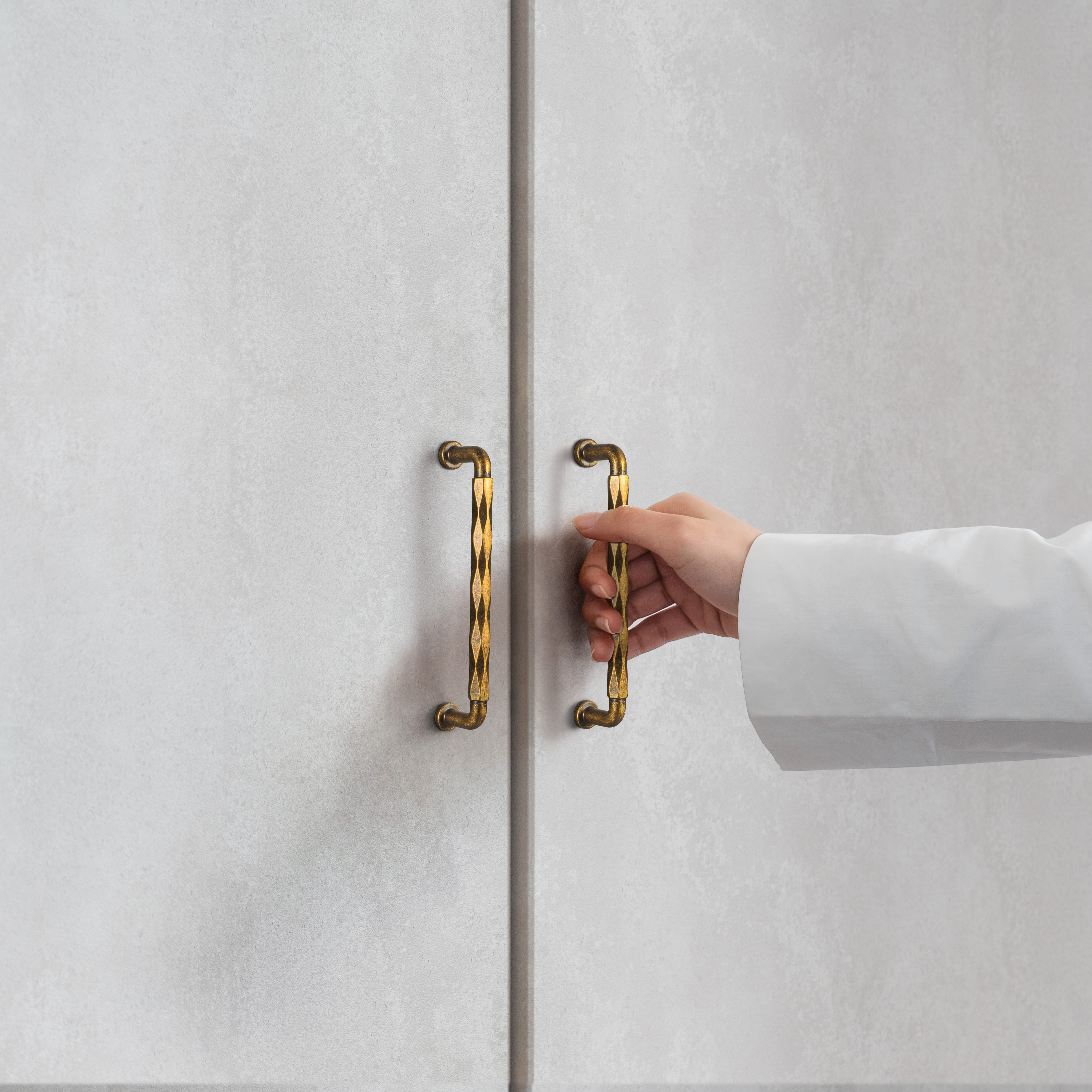 Goo-Ki Twisted Design Decorative Zinc Alloy Cabinet Handles for Kitchen Cabinets