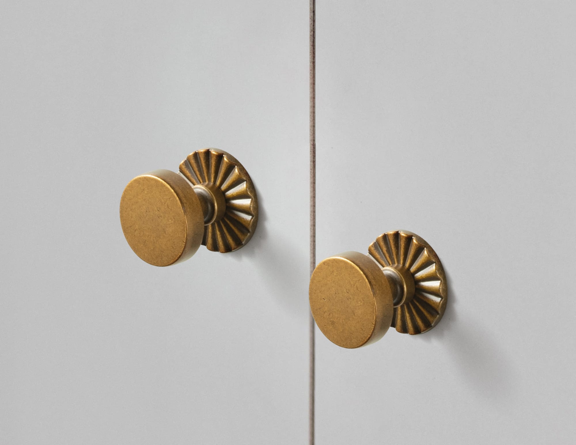 Goo-Ki Vintage Brass Zinc Alloy Cabinet Knob with Back Plate Single Hole Center Kitchen Hardware