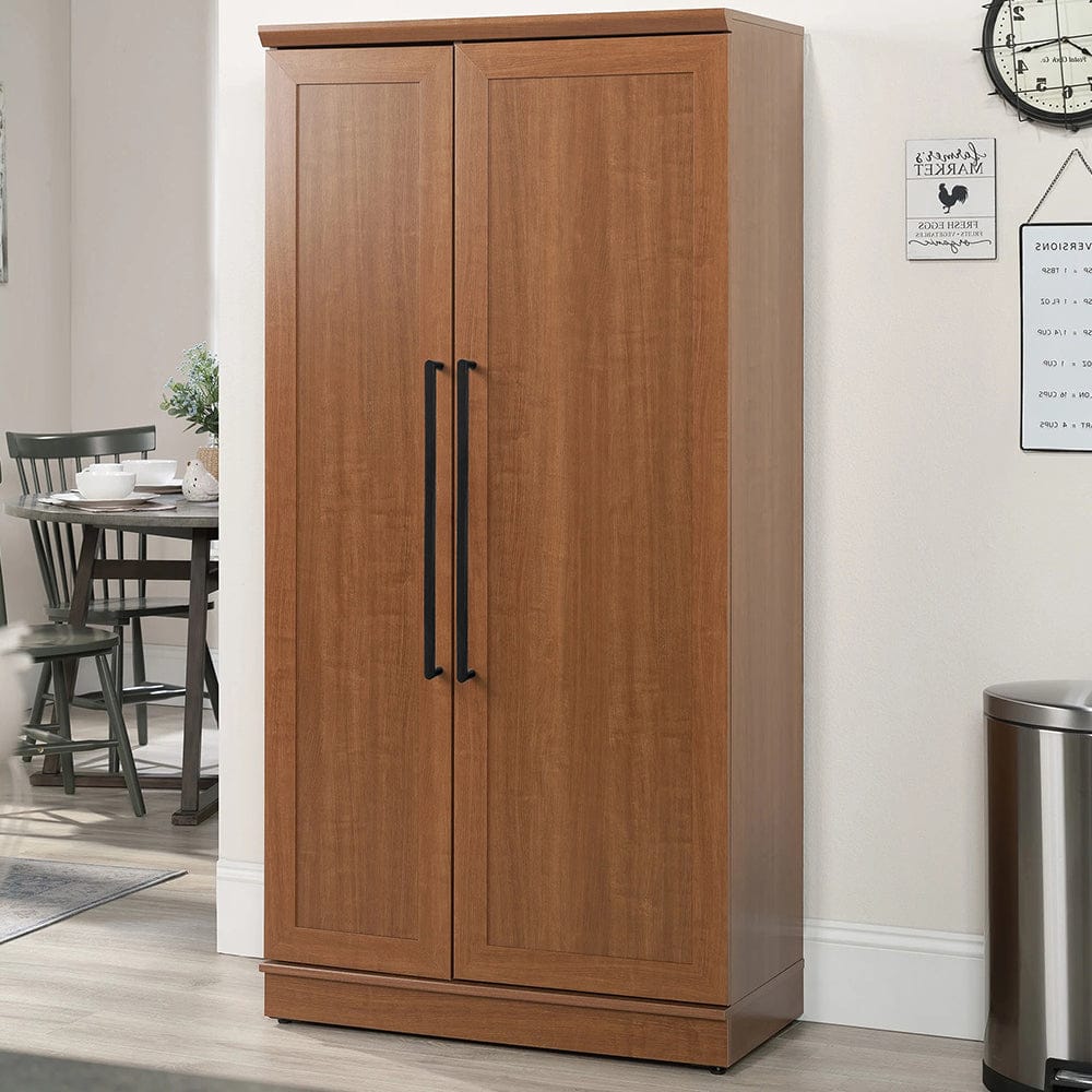 خزانة منحوتة عتيقة تسحب أجهزة المطبخ النحاسية العتيقة