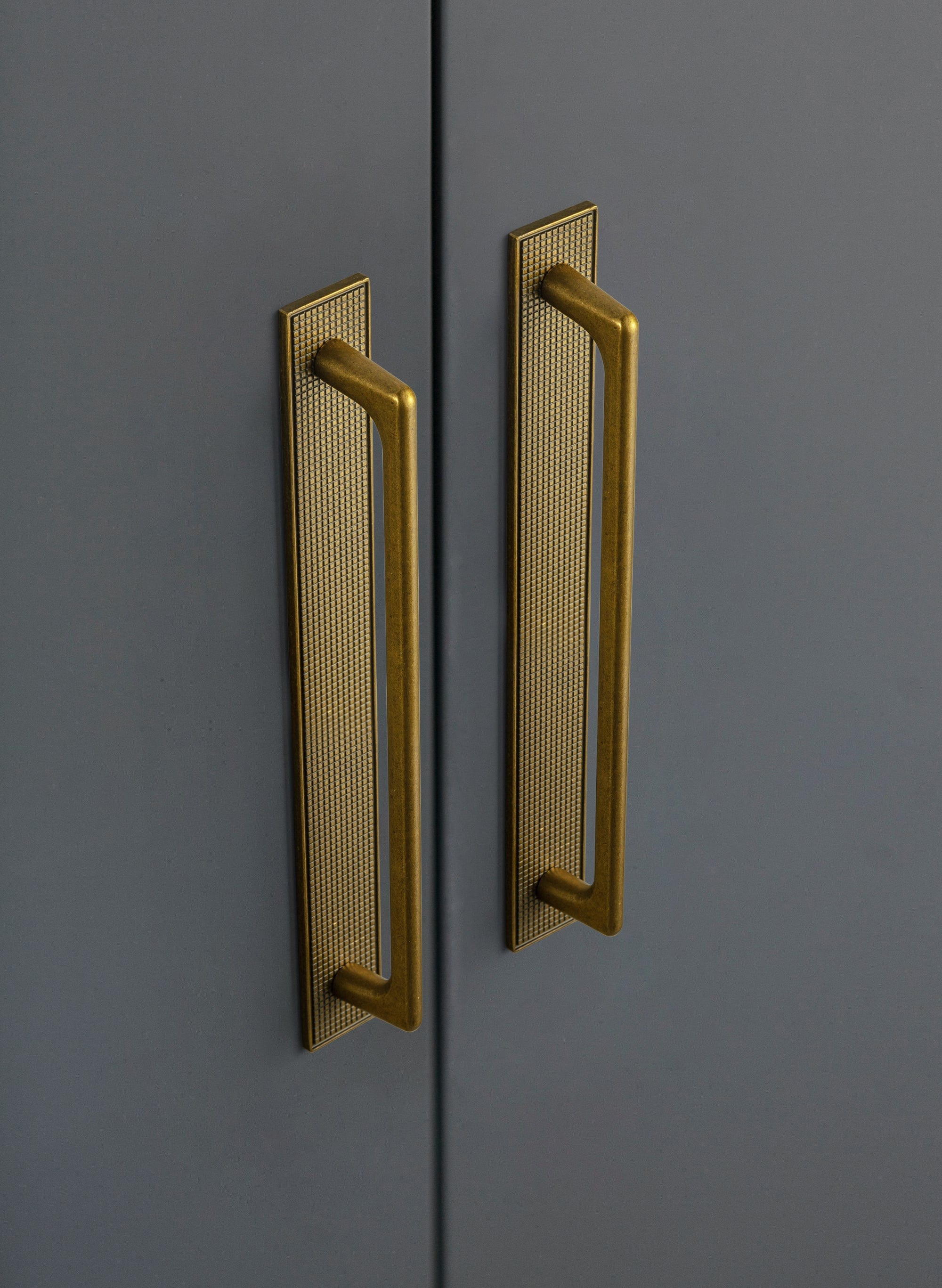 2 Pack Classic Cabinet Bar Pulls with Back Plate Zinc Alloy Cabinet Handle with Long Back Plate