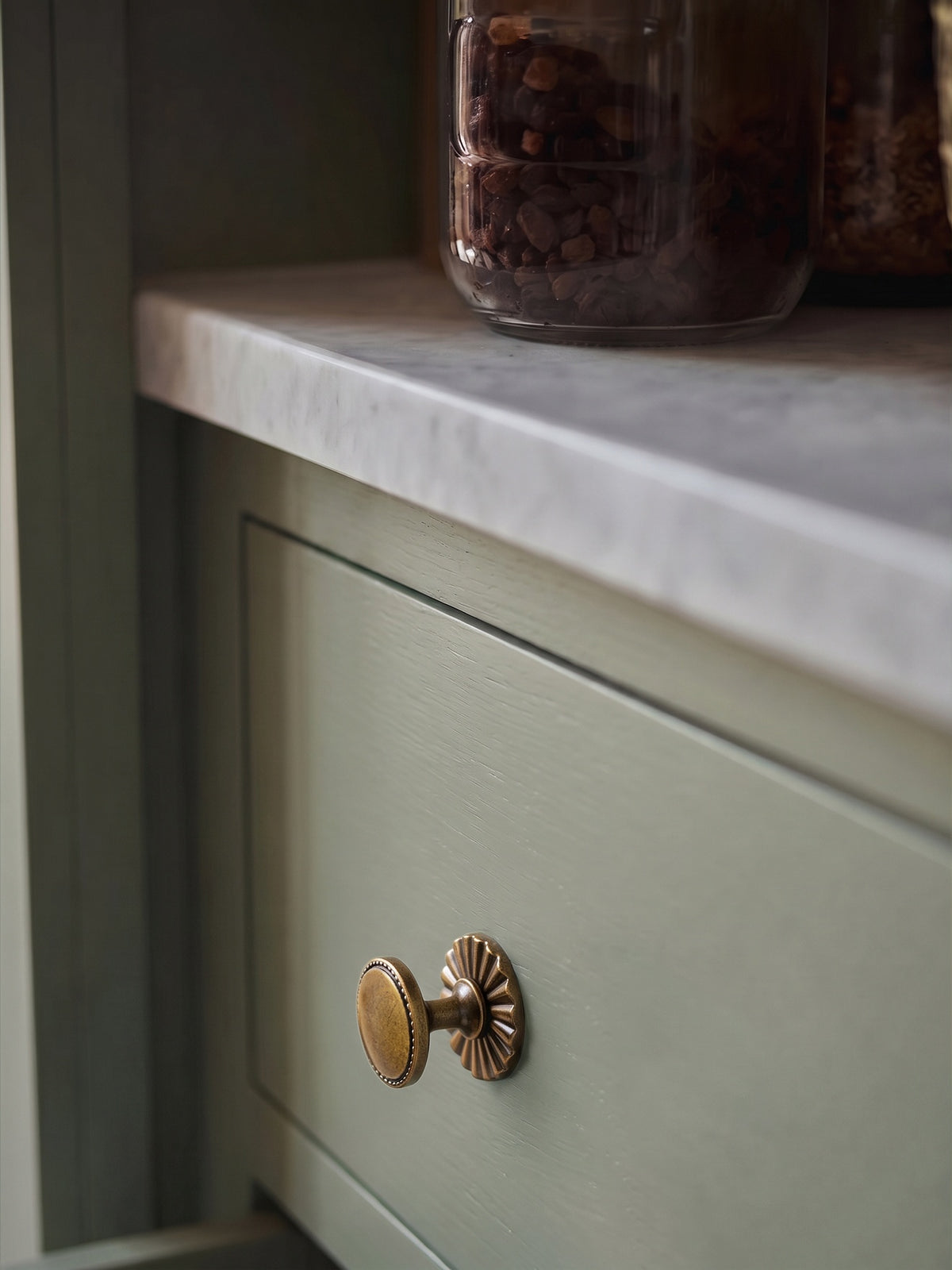 Classic Round Design Cabinet Knobs with Toothed Rim for Kitchen Drawers