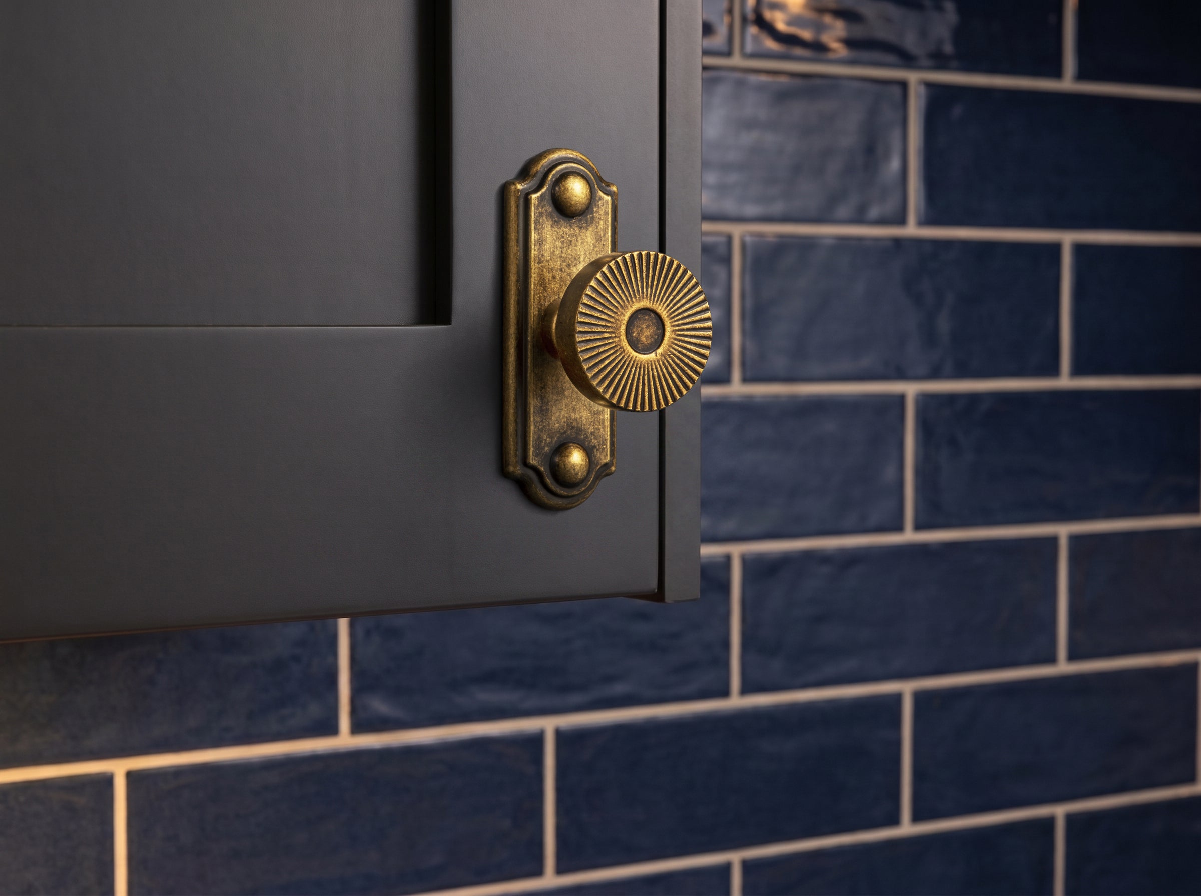 Retro Radiating Pattern Cabinet Knob with Ornate Backplate, Solid Zinc Alloy Drawer Knob for Classic Cabinet Renovation