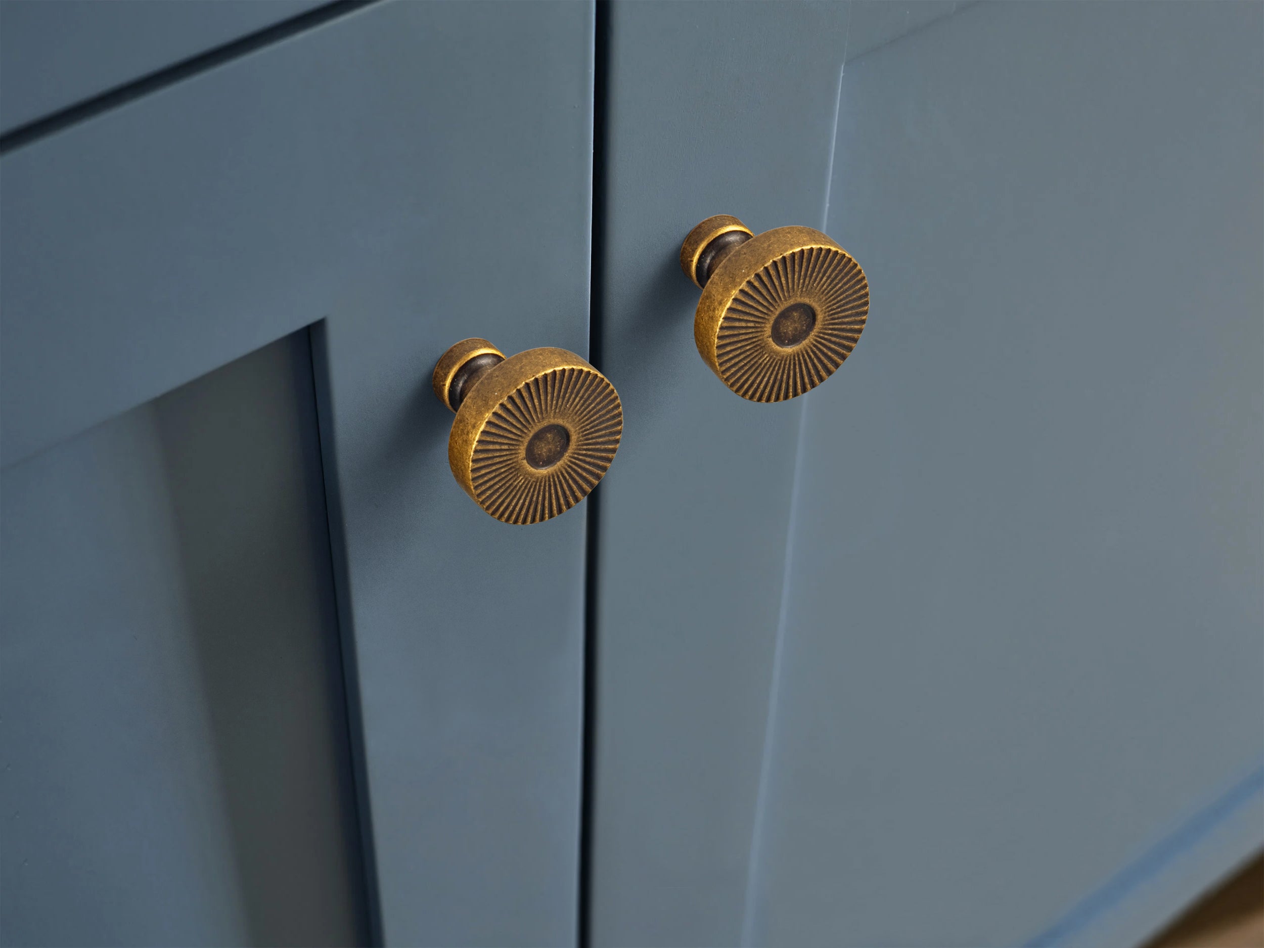 Retro Radiating Pattern Cabinet Knob with Ornate Backplate, Solid Zinc Alloy Drawer Knob for Classic Cabinet Renovation