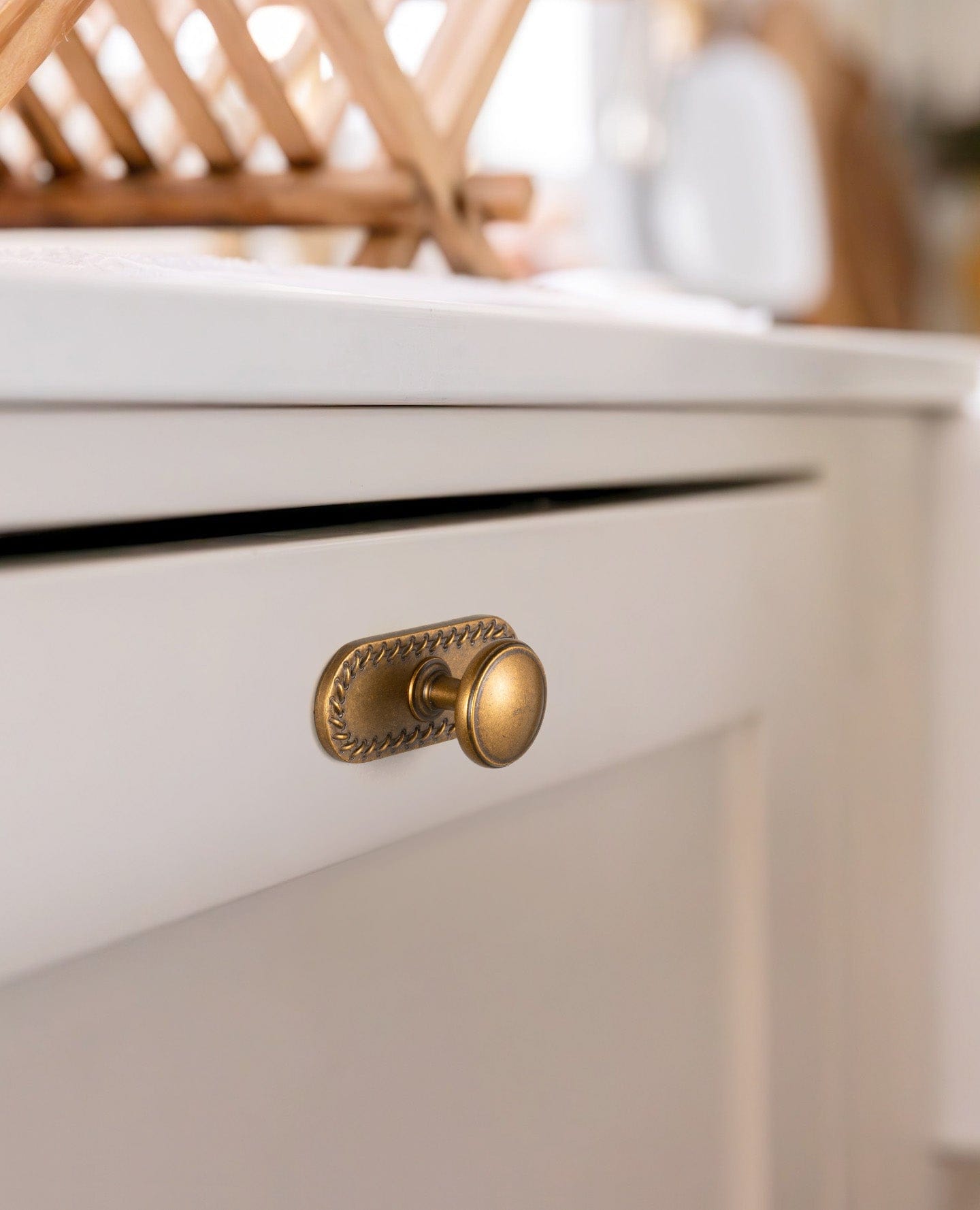 Vintage Retro Bronze Drawer Knob Kitchen Hardware Single Hole Cabinet Knobs with Back Plate