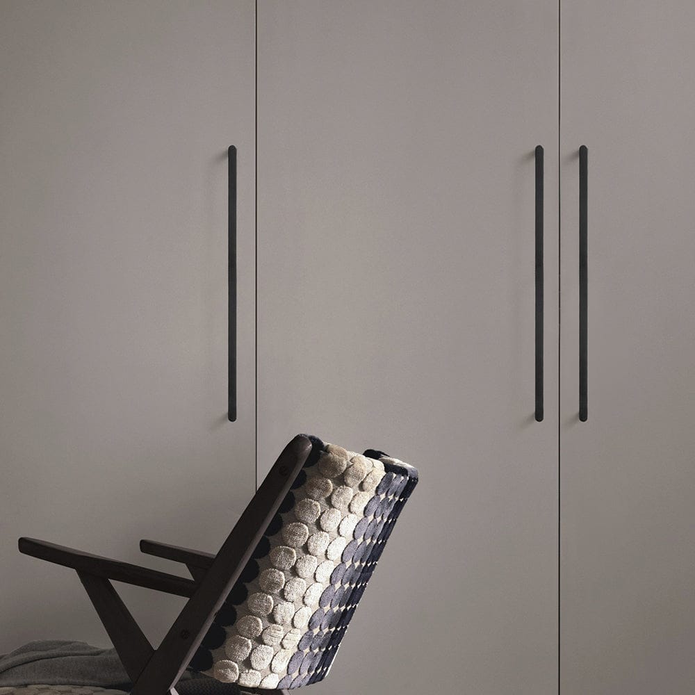 خزانة منحوتة عتيقة تسحب أجهزة المطبخ النحاسية العتيقة