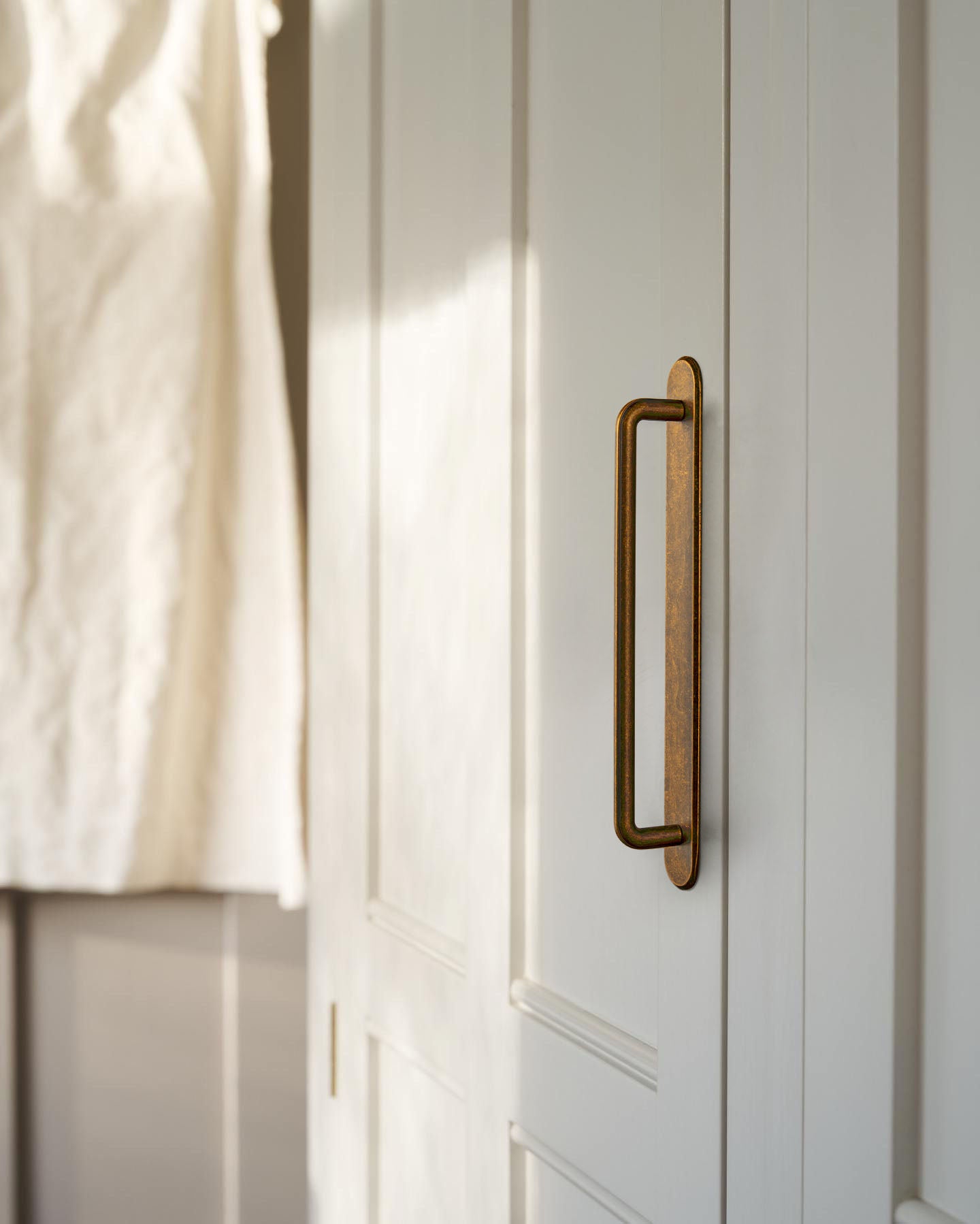 2 Pack Zinc Alloy U-Shaped Cabinet Handles, Vintage Drawer Pulls with Backplate for Kitchen & Bathroom Cabinetry