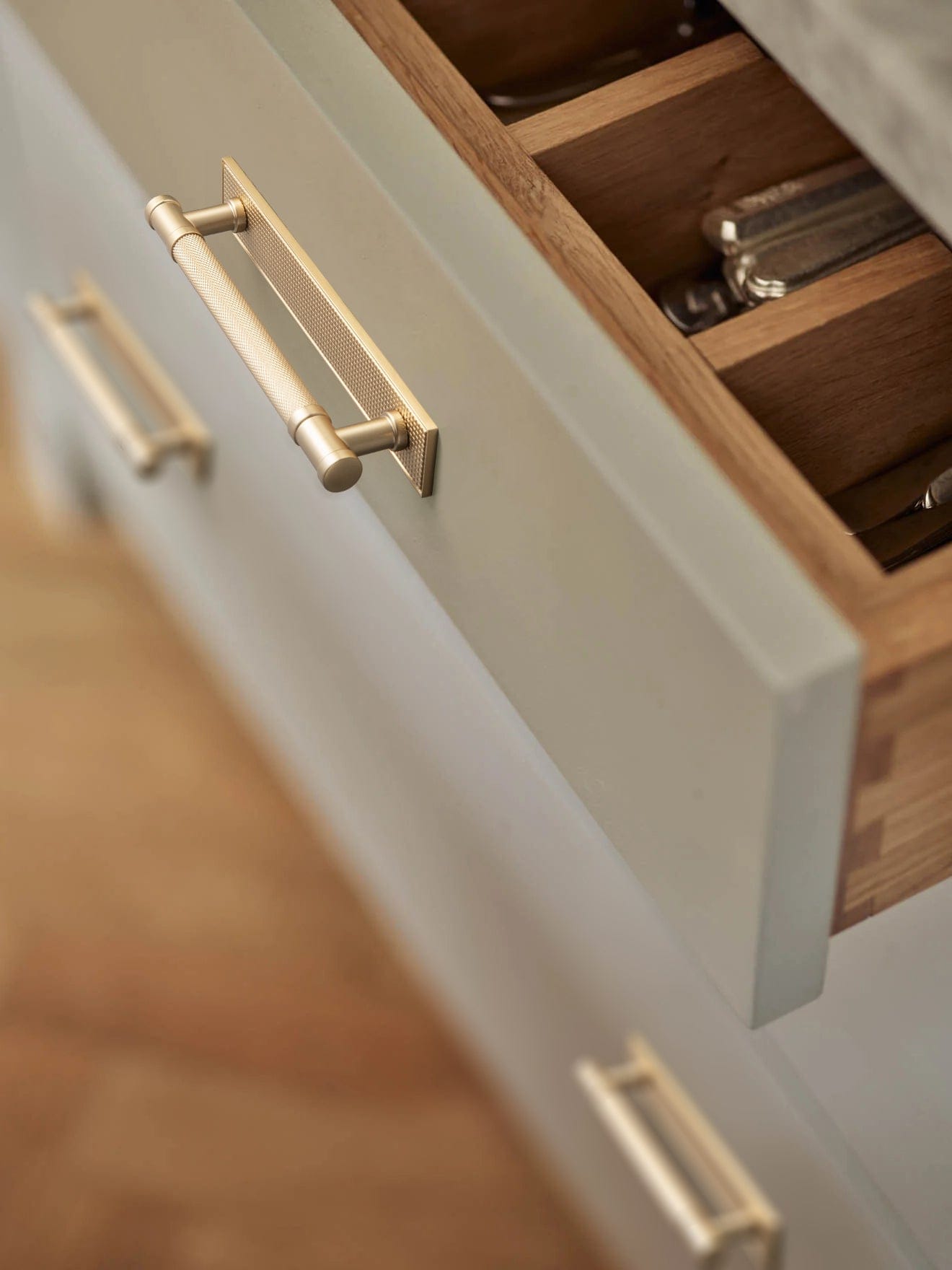 2 Pack Knurled Metal Alloy Vintage Bronze Bar Pull with Back Plate Kitchen Hardware