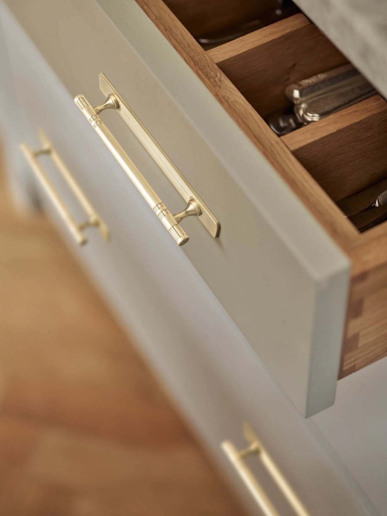 2 Pack Elegant Linear Shape Cabinet Handles Zinc Alloy Drawer Pulls with Back Plate