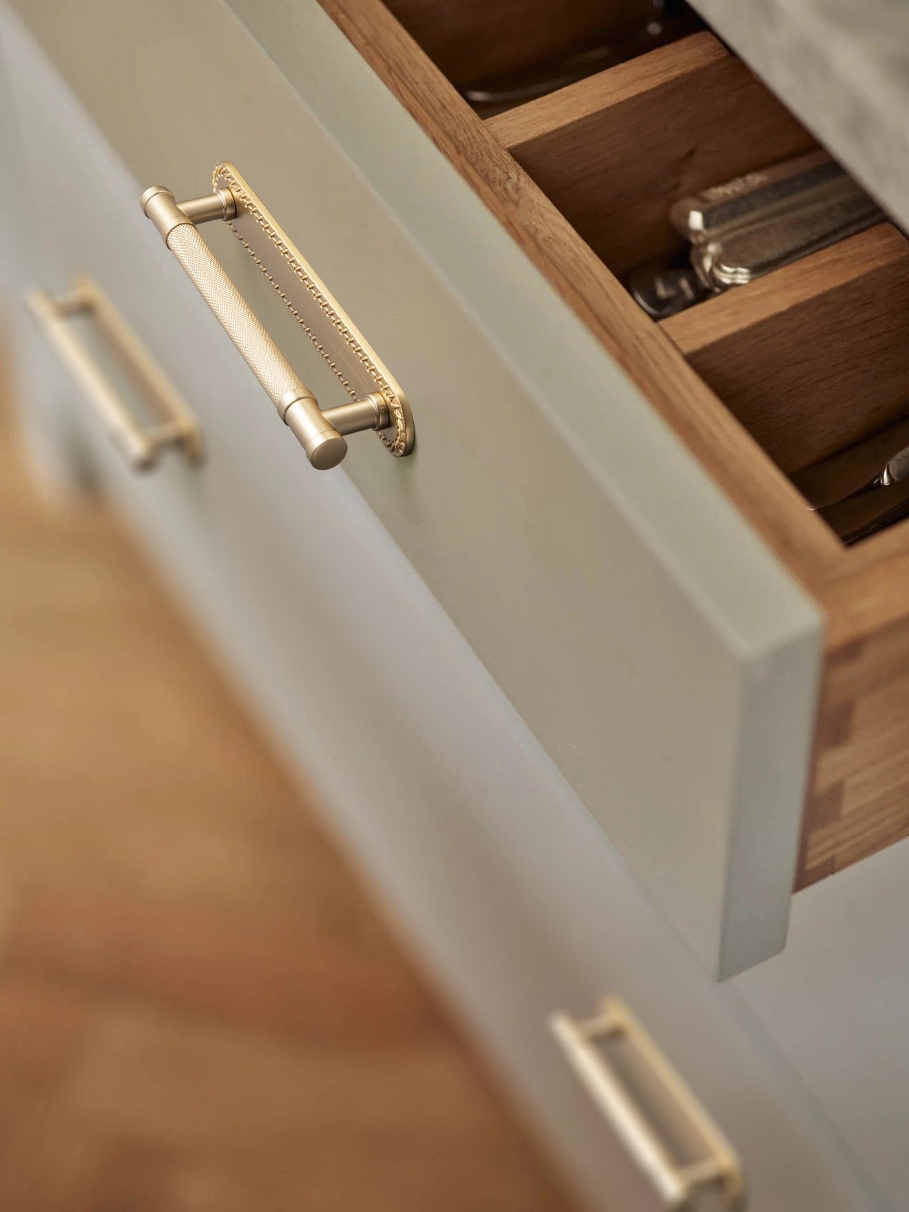 Goo-Ki 2 Pack Knurled Metal Alloy Vintage Bronze Bar Pull with Back Plate Kitchen Hardware