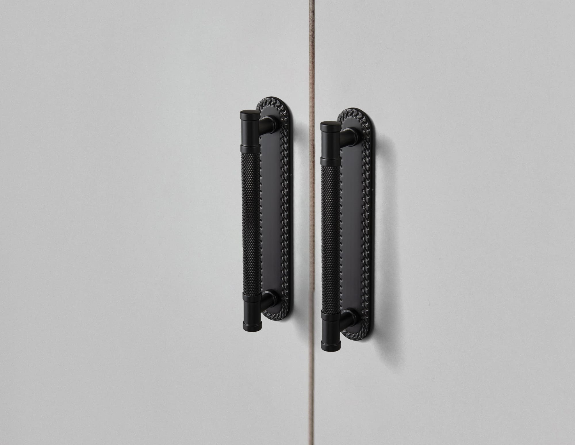 Goo-Ki 2 Pack Knurled Metal Alloy Vintage Bronze Bar Pull with Back Plate Kitchen Hardware