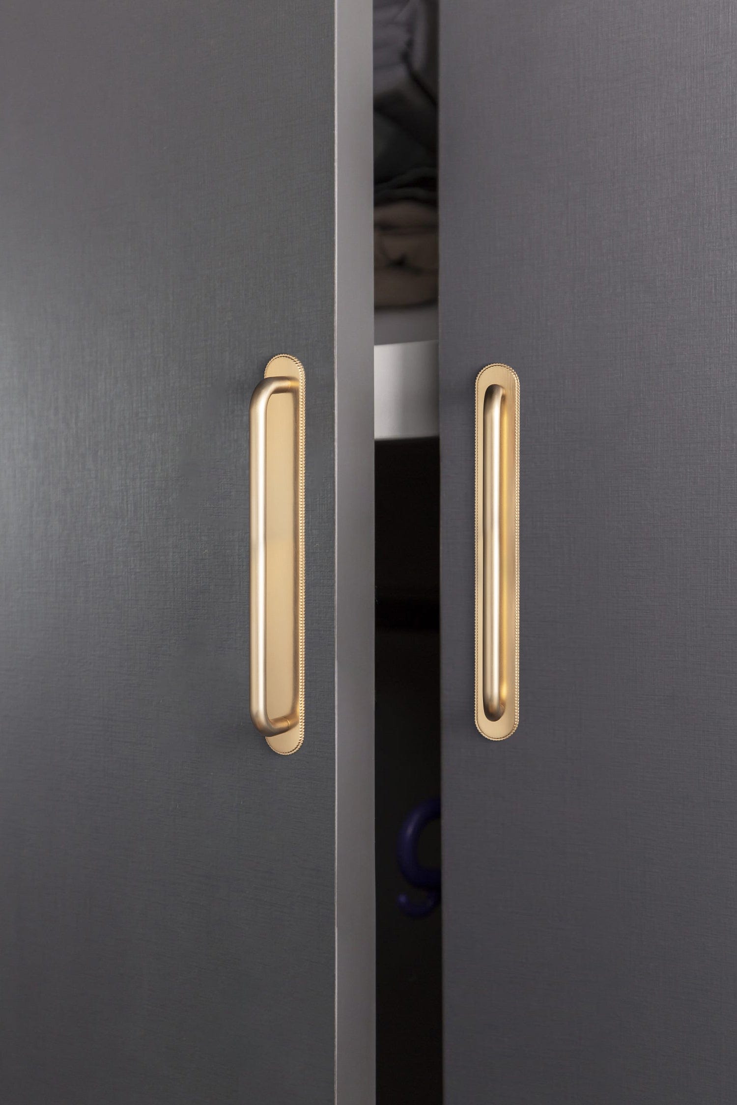 Goo-Ki 2 Pack Modern Geometric Zinc Alloy Cabinet Pulls with Back Plate Sleek Curved Sturdy Cabinet Handles