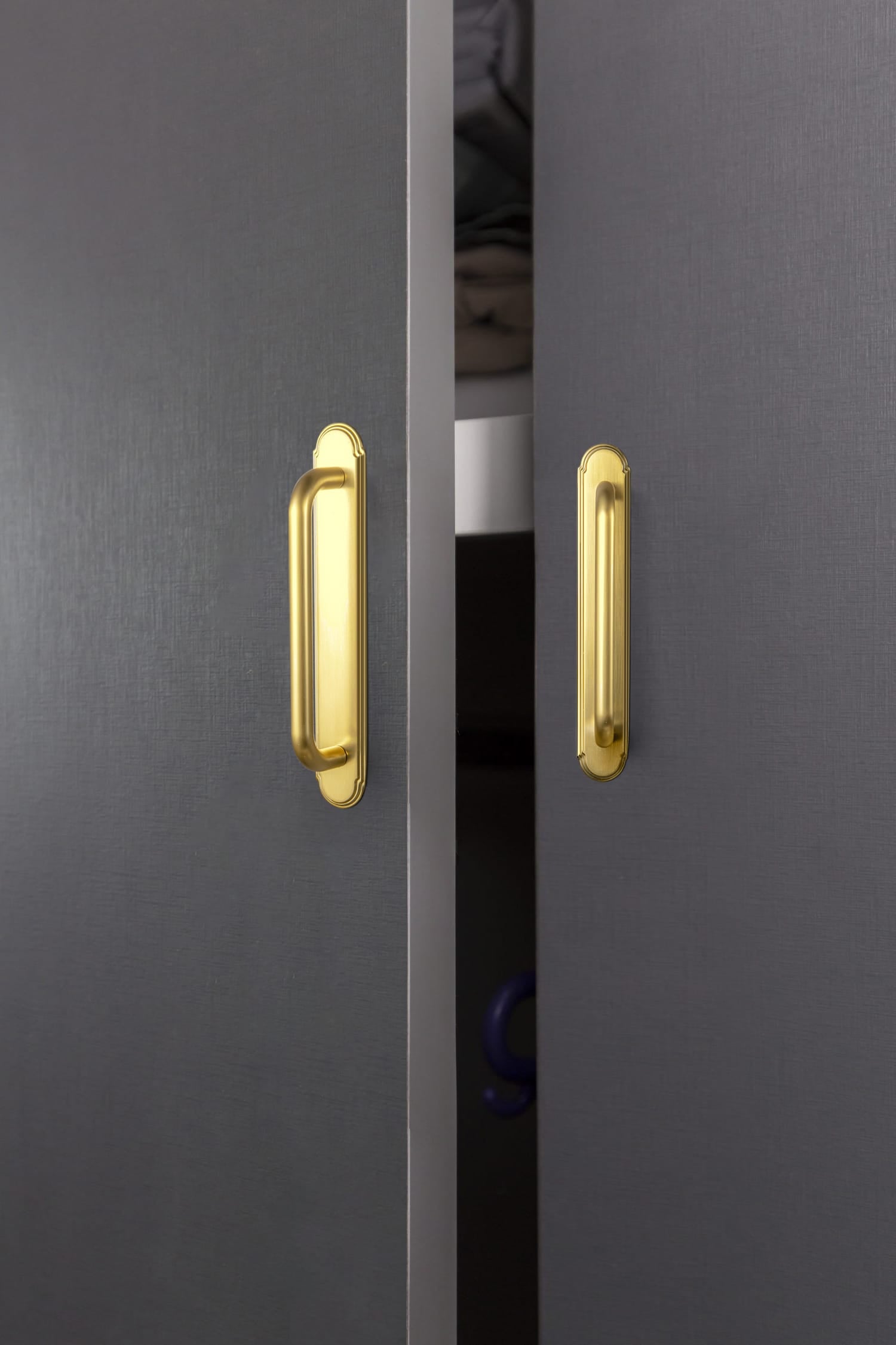 Goo-Ki 2 Pack Modern Geometric Zinc Alloy Cabinet Pulls with Back Plate Sleek Curved Sturdy Cabinet Handles