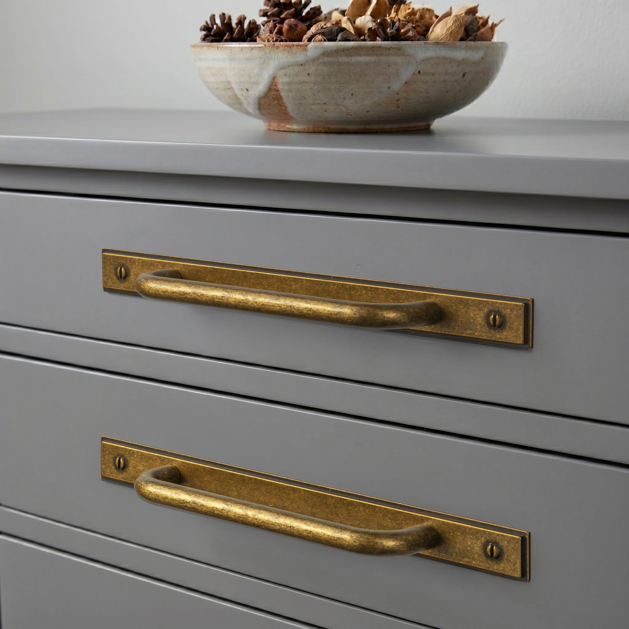 Goo-Ki 2 Pack Modern Geometric Zinc Alloy Cabinet Pulls with Back Plate Sleek Curved Sturdy Cabinet Handles