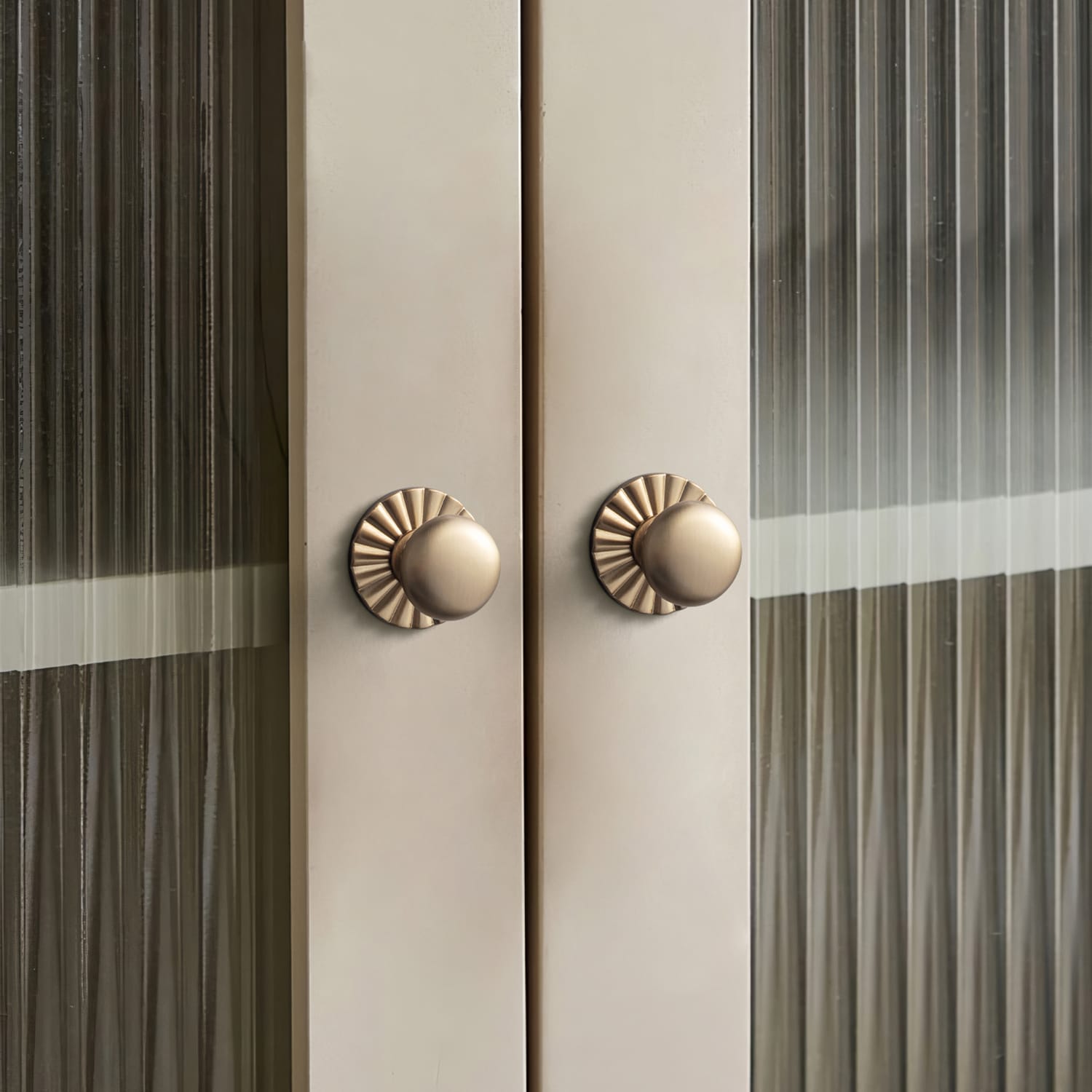 Goo-Ki 6 Pack Antique Brass Zinc Alloy Cabinet Knob with Back Plate Single Hole Center Cabinet Hardware for Bedroom Kitchen