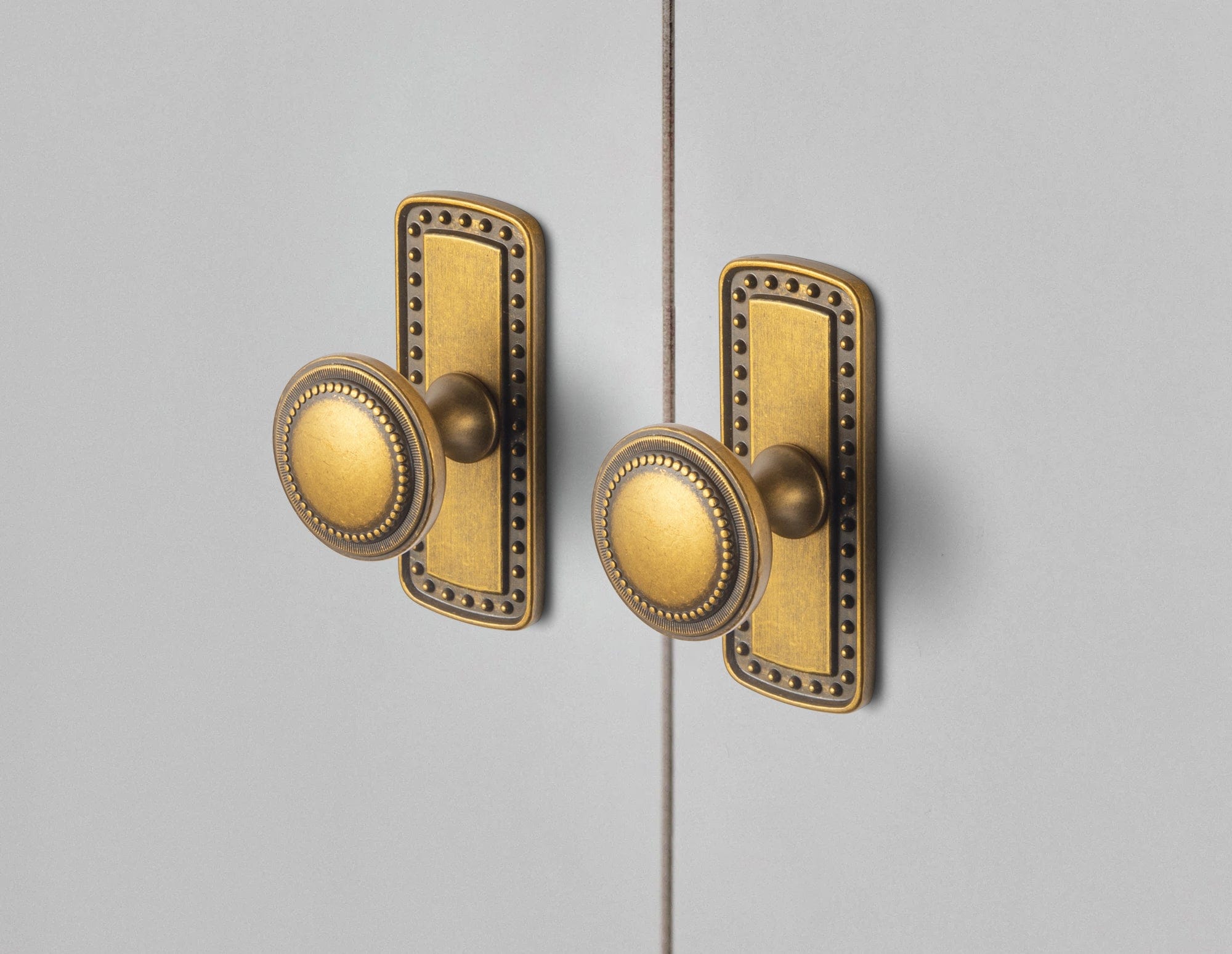 Goo-Ki Antique Brass Zinc Alloy Cabinet Knob with Delicate Decorative Back Plate Set