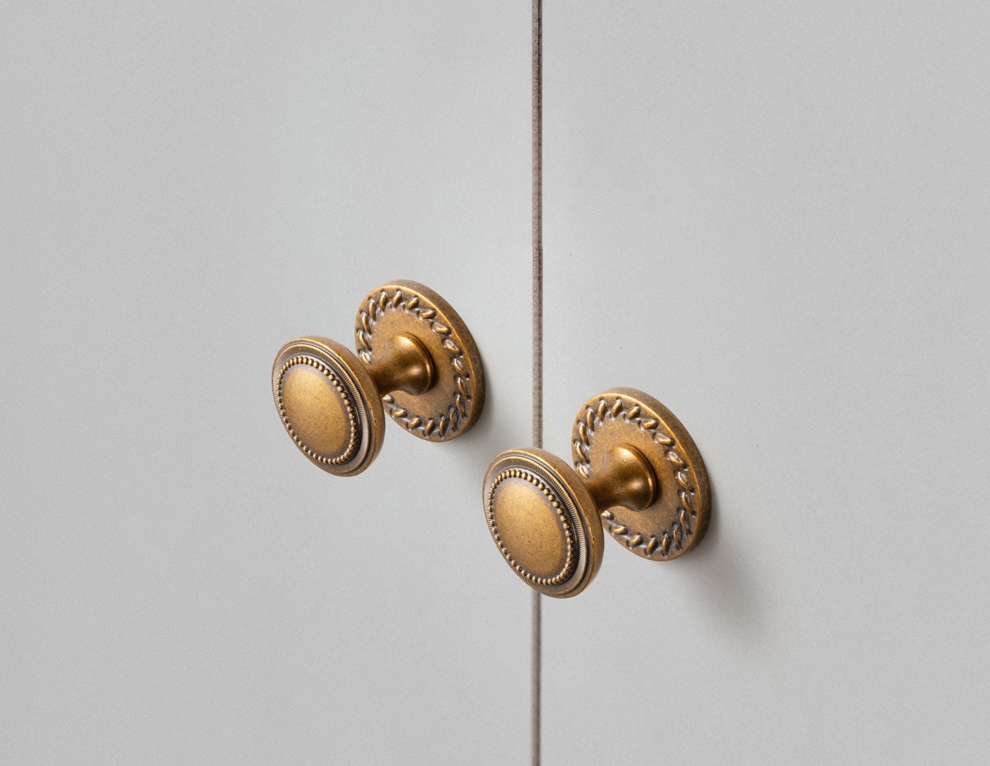 Goo-Ki Antique Brass Zinc Alloy Cabinet Knob with Delicate Decorative Back Plate Set