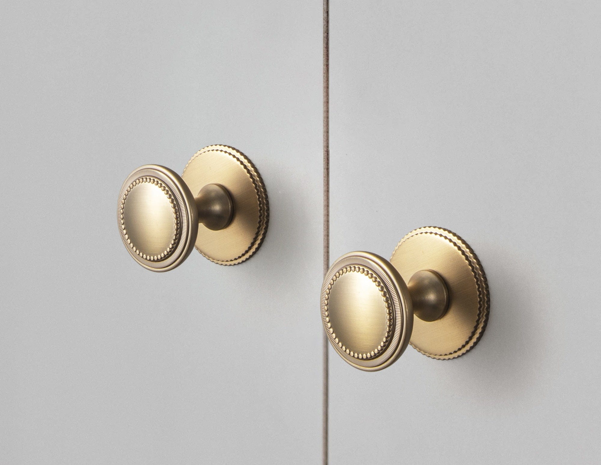 Goo-Ki Antique Brass Zinc Alloy Cabinet Knob with Delicate Decorative Back Plate Set