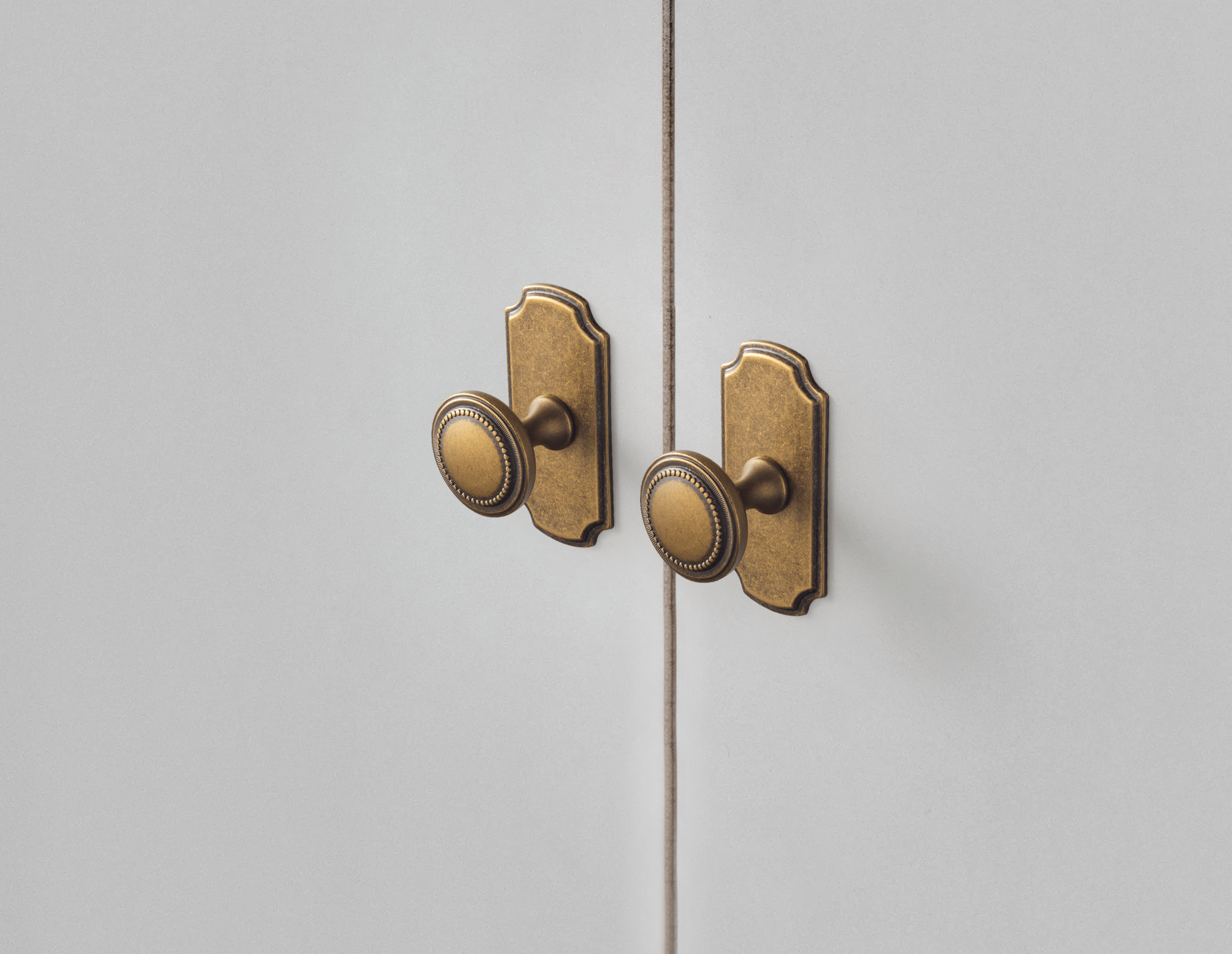 Goo-Ki Antique Brass Zinc Alloy Cabinet Knob with Delicate Decorative Back Plate Set