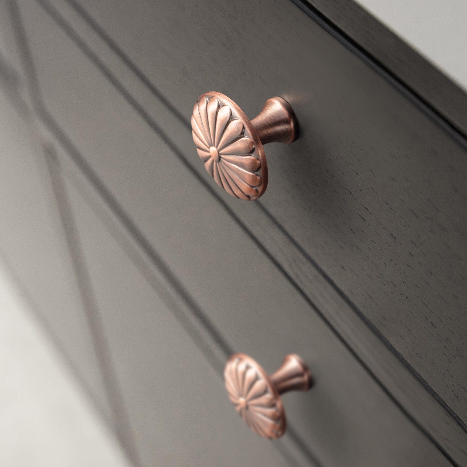Goo-Ki Chrysanthemum Pattern Embossed Cabinet Knobs Distressed Zinc Alloy Furniture Hardware