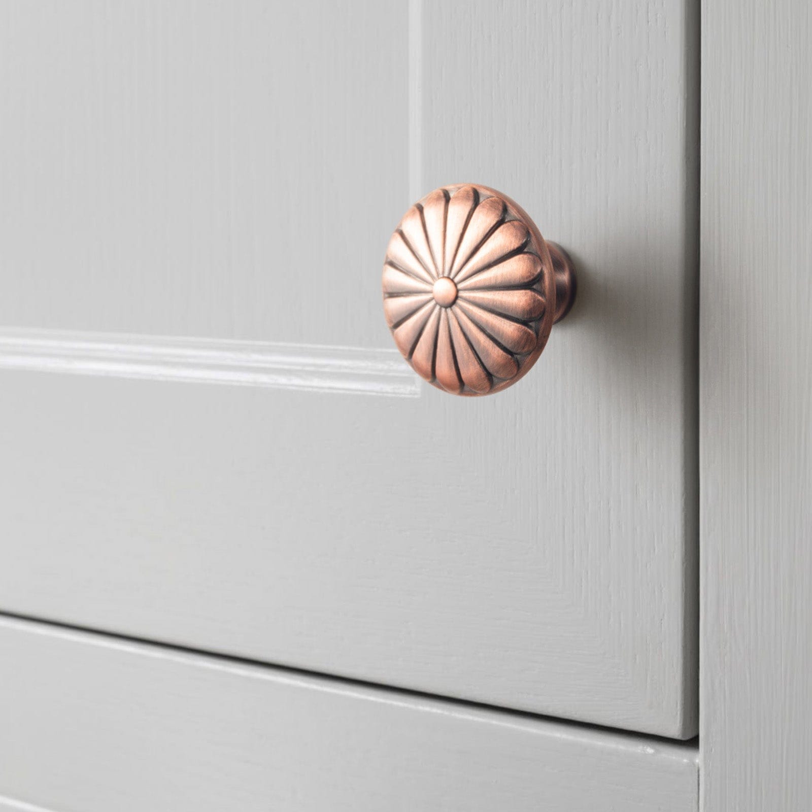 Goo-Ki Chrysanthemum Pattern Embossed Cabinet Knobs Distressed Zinc Alloy Furniture Hardware