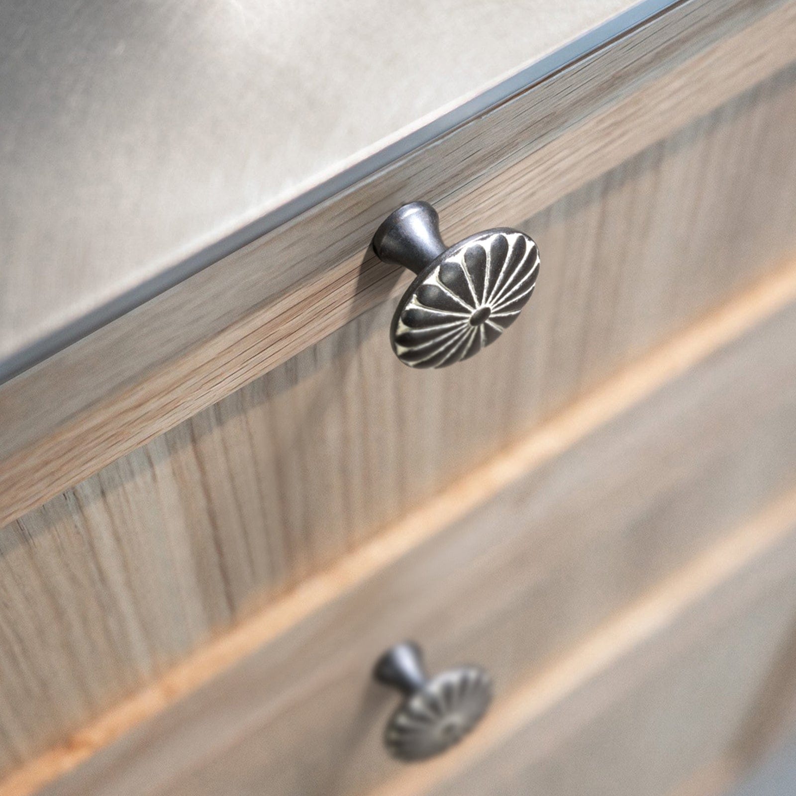Goo-Ki Chrysanthemum Pattern Embossed Cabinet Knobs Distressed Zinc Alloy Furniture Hardware