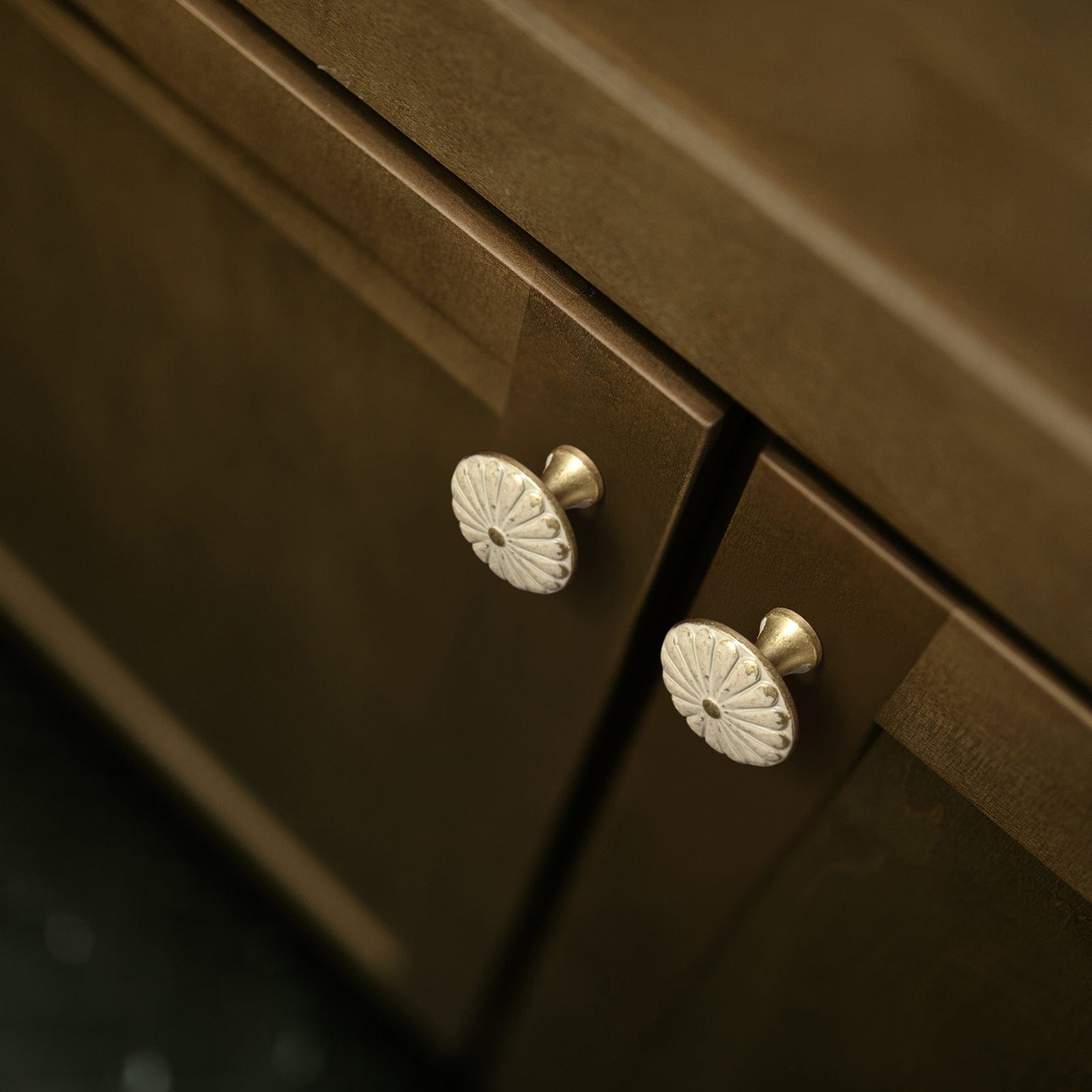 Goo-Ki Chrysanthemum Pattern Embossed Cabinet Knobs Distressed Zinc Alloy Furniture Hardware