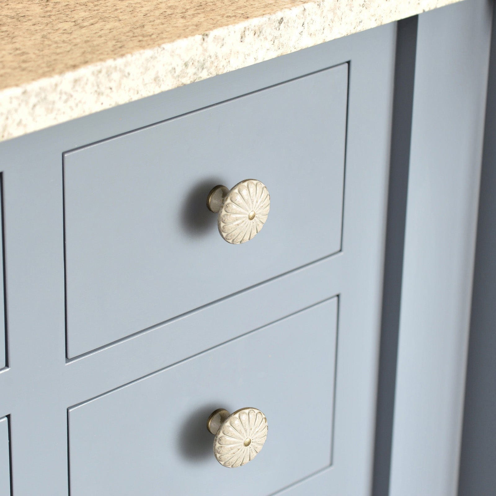 Goo-Ki Chrysanthemum Pattern Embossed Cabinet Knobs Distressed Zinc Alloy Furniture Hardware