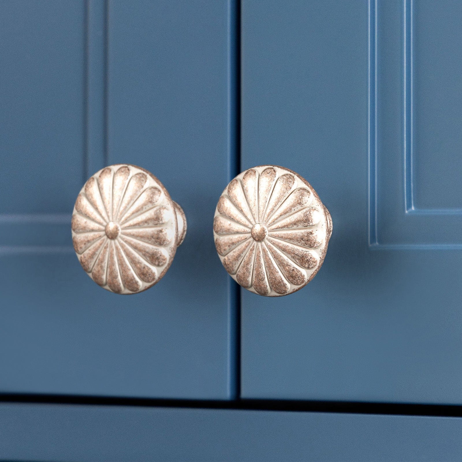 Goo-Ki Chrysanthemum Pattern Embossed Cabinet Knobs Distressed Zinc Alloy Furniture Hardware