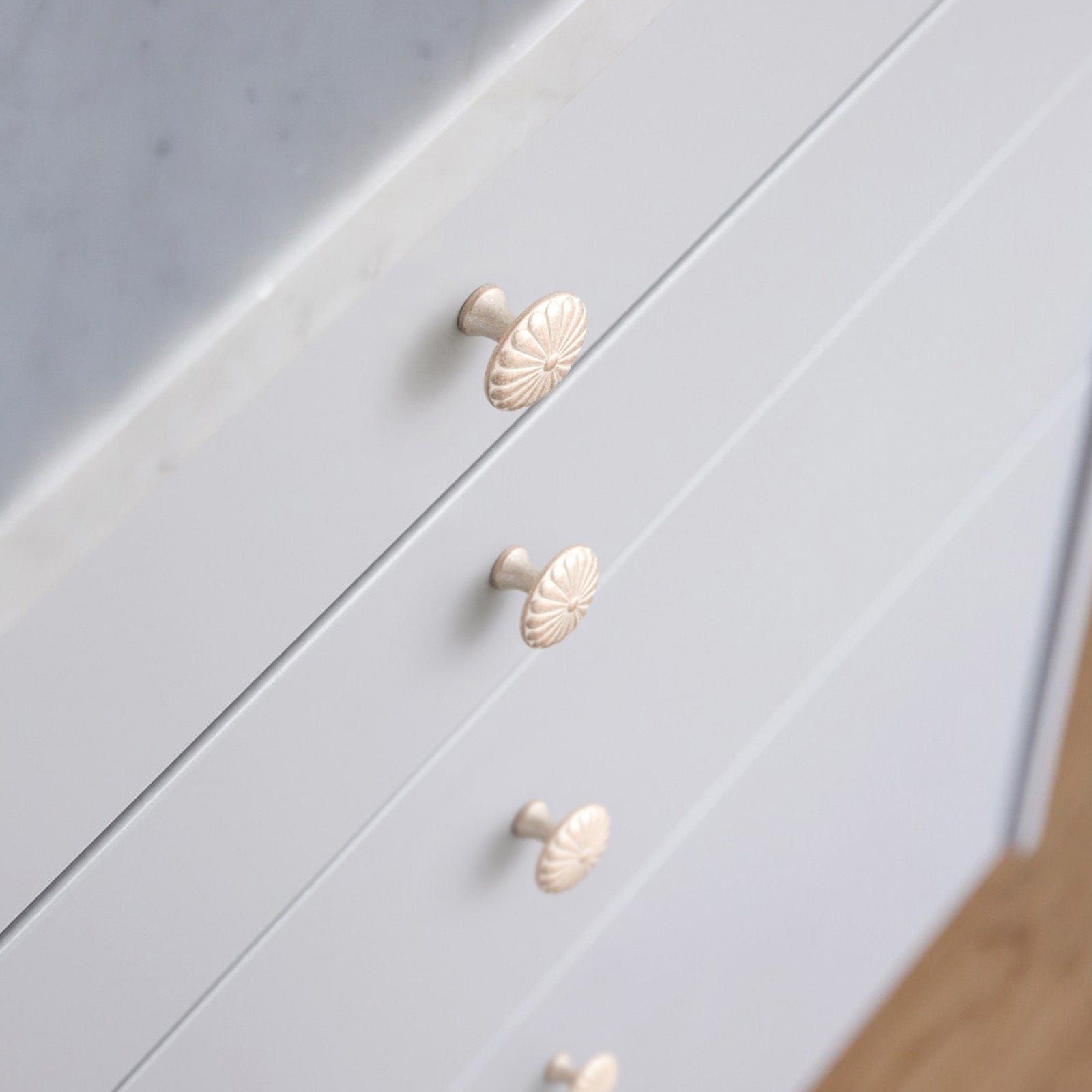Goo-Ki Chrysanthemum Pattern Embossed Cabinet Knobs Distressed Zinc Alloy Furniture Hardware