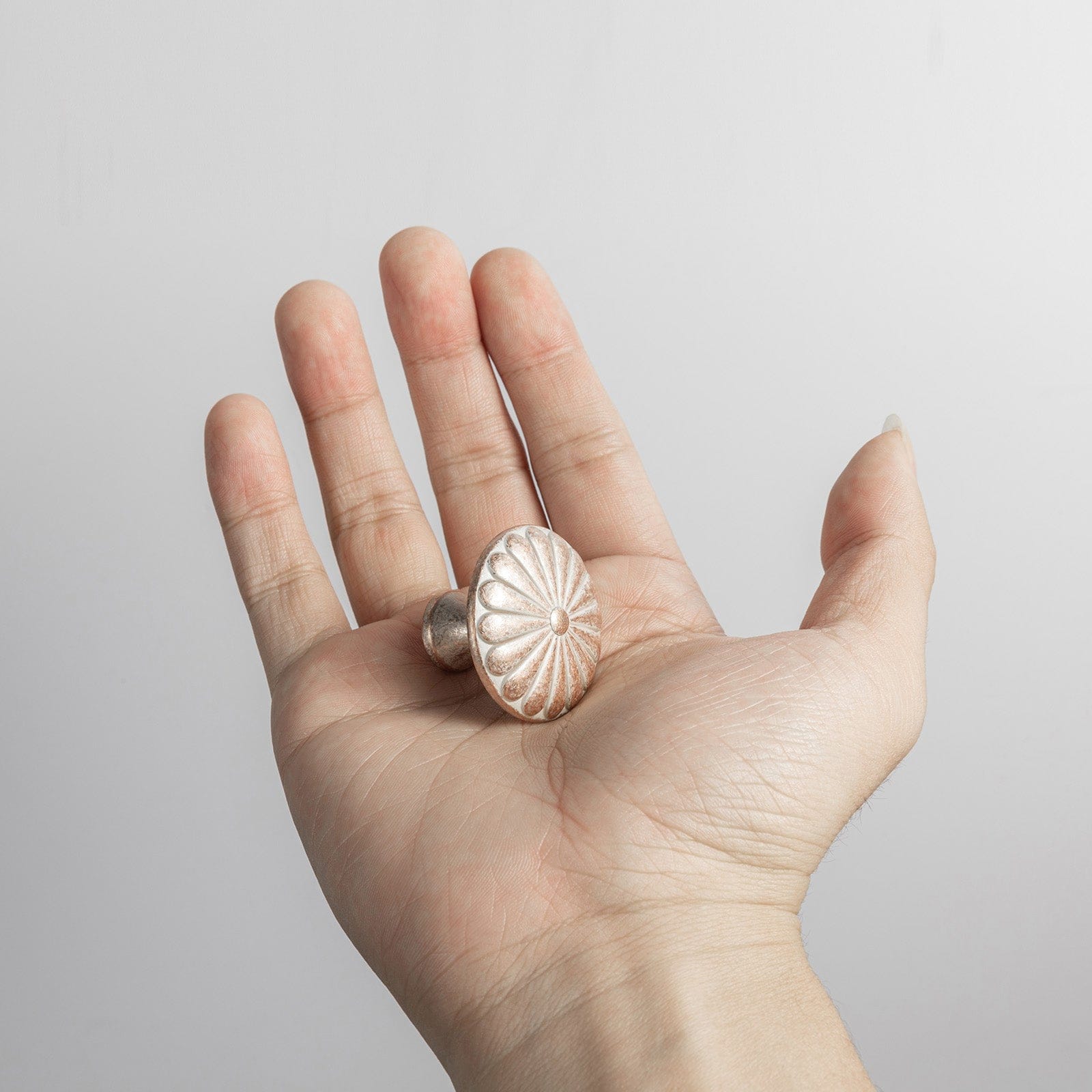 Goo-Ki Chrysanthemum Pattern Embossed Cabinet Knobs Distressed Zinc Alloy Furniture Hardware
