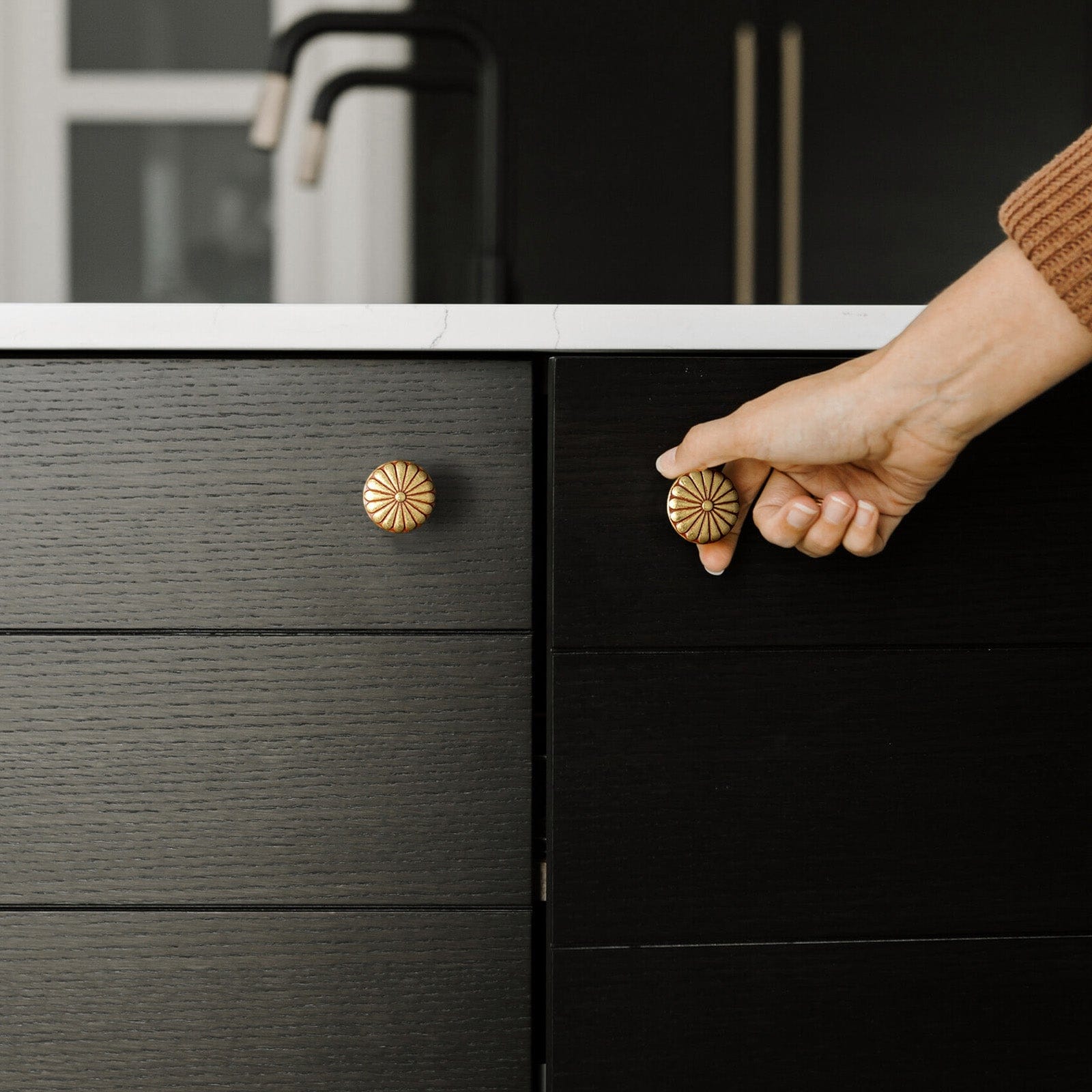 Goo-Ki Chrysanthemum Pattern Embossed Cabinet Knobs Distressed Zinc Alloy Furniture Hardware