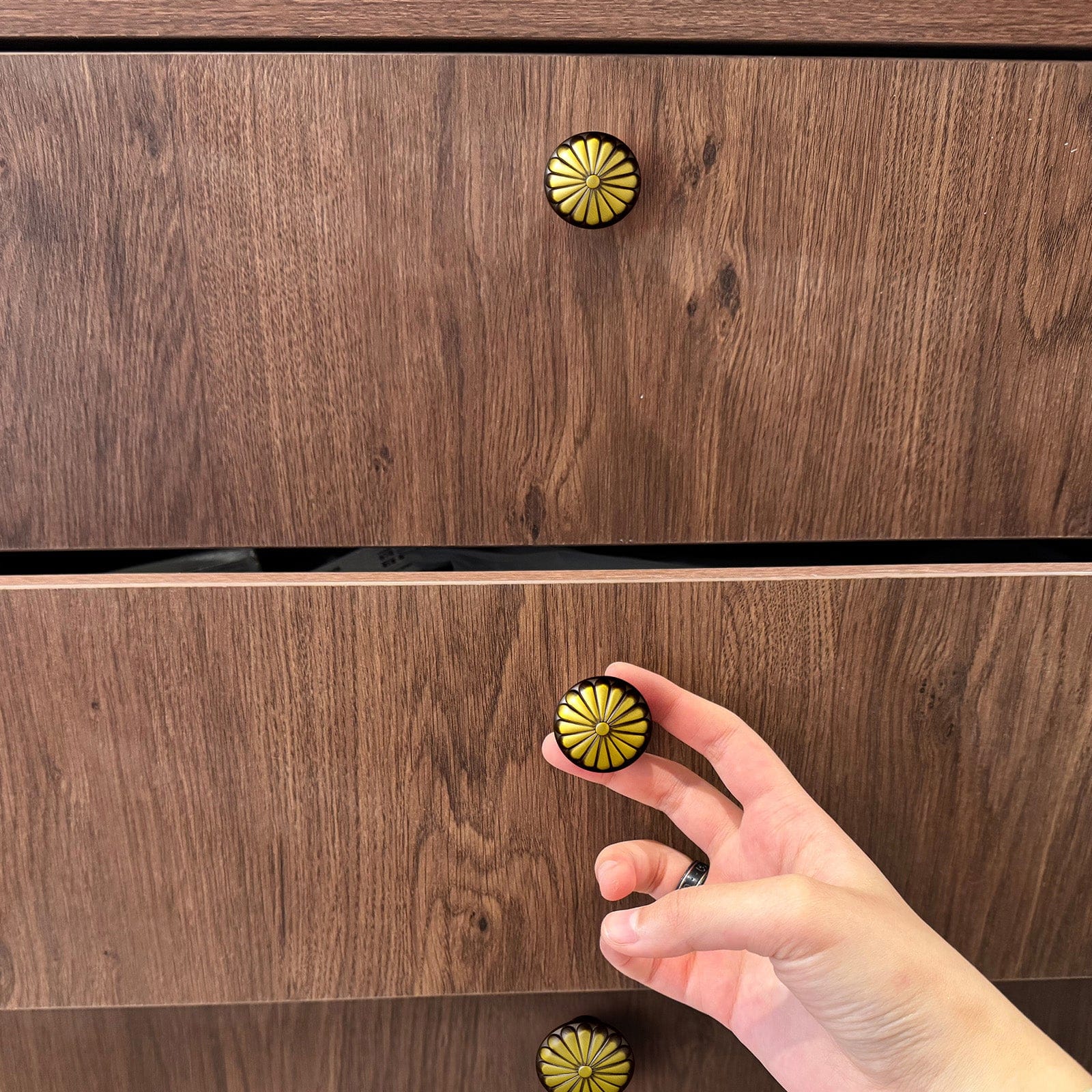 Goo-Ki Chrysanthemum Pattern Embossed Cabinet Knobs Distressed Zinc Alloy Furniture Hardware