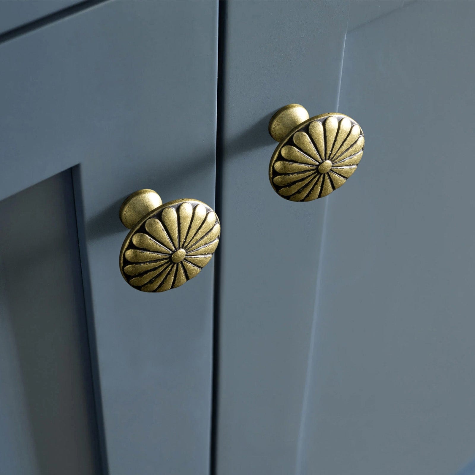 Goo-Ki Chrysanthemum Pattern Embossed Cabinet Knobs Distressed Zinc Alloy Furniture Hardware